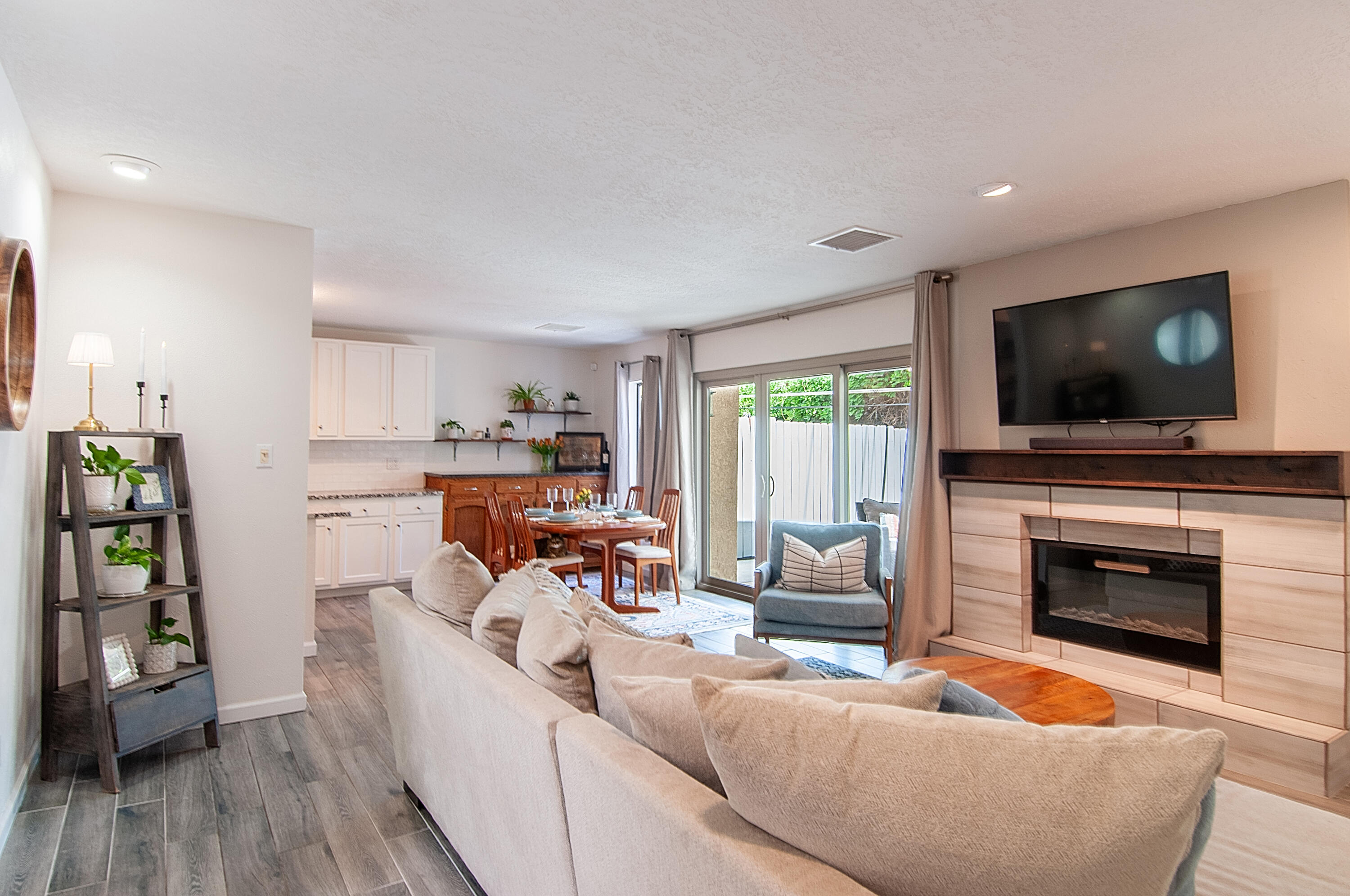 6820 LOS TRECHOS Court NE