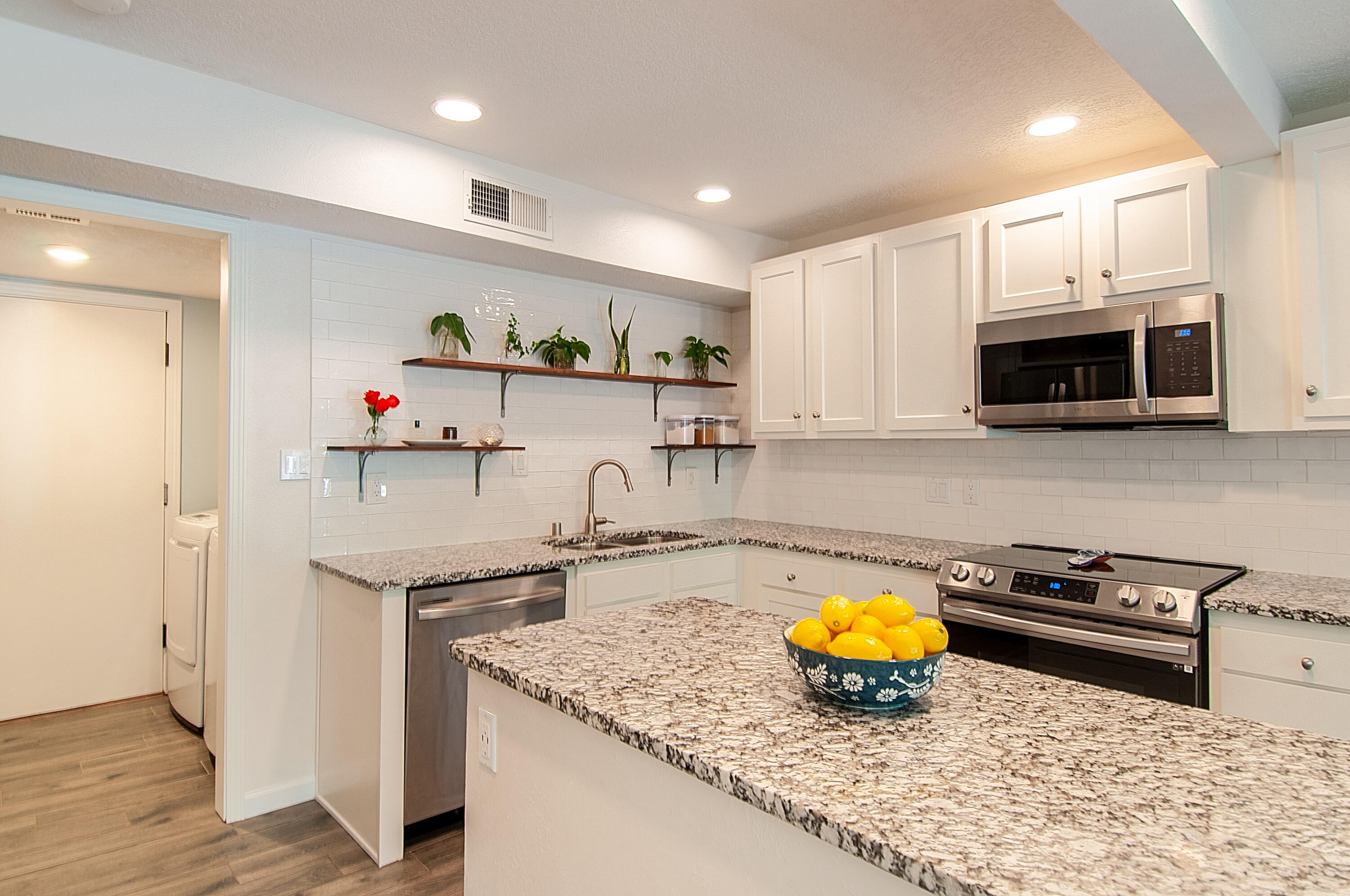 6820 LOS TRECHOS Court NE