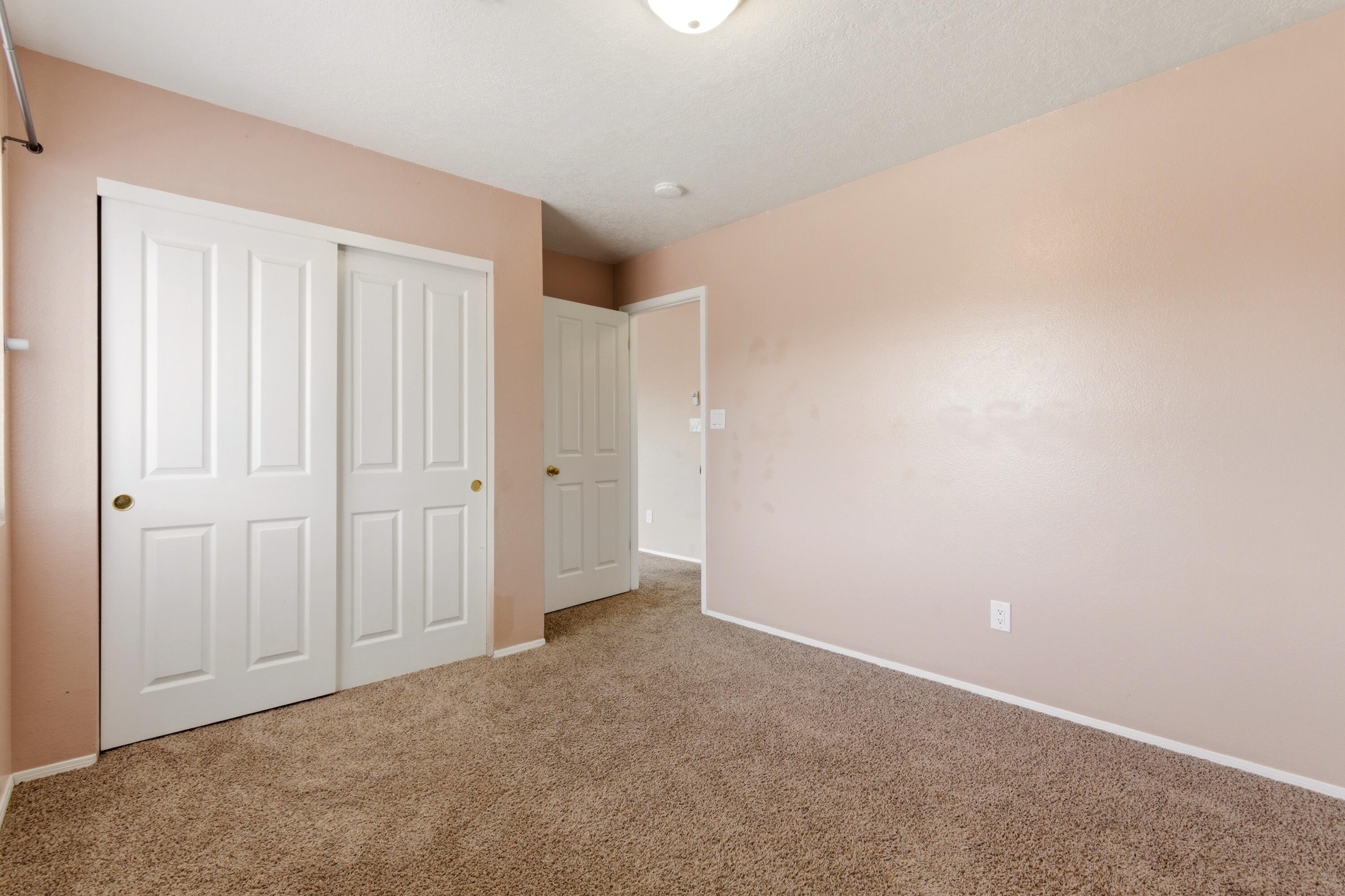 1378 Golden Eye Loop NE