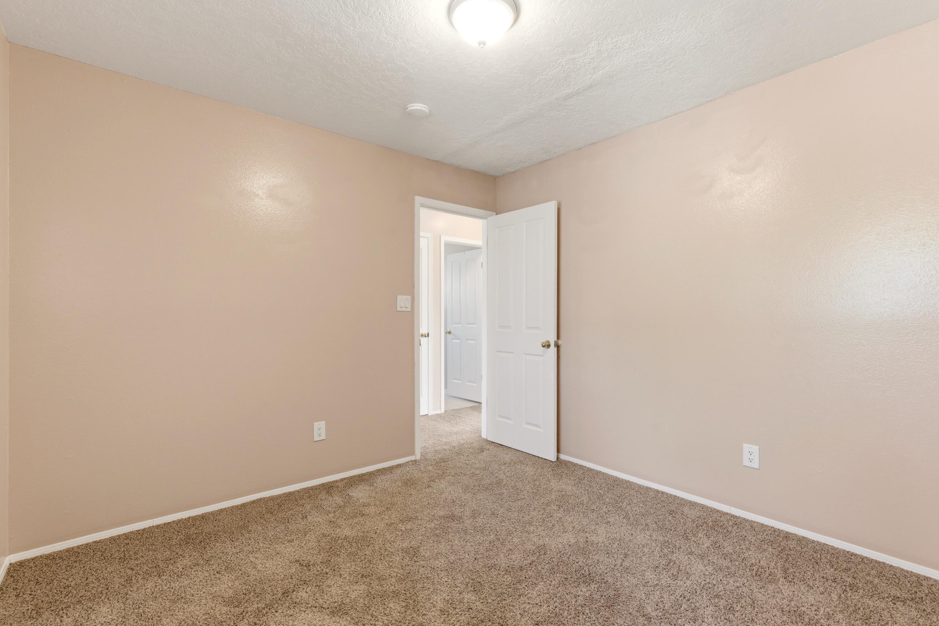 1378 Golden Eye Loop NE