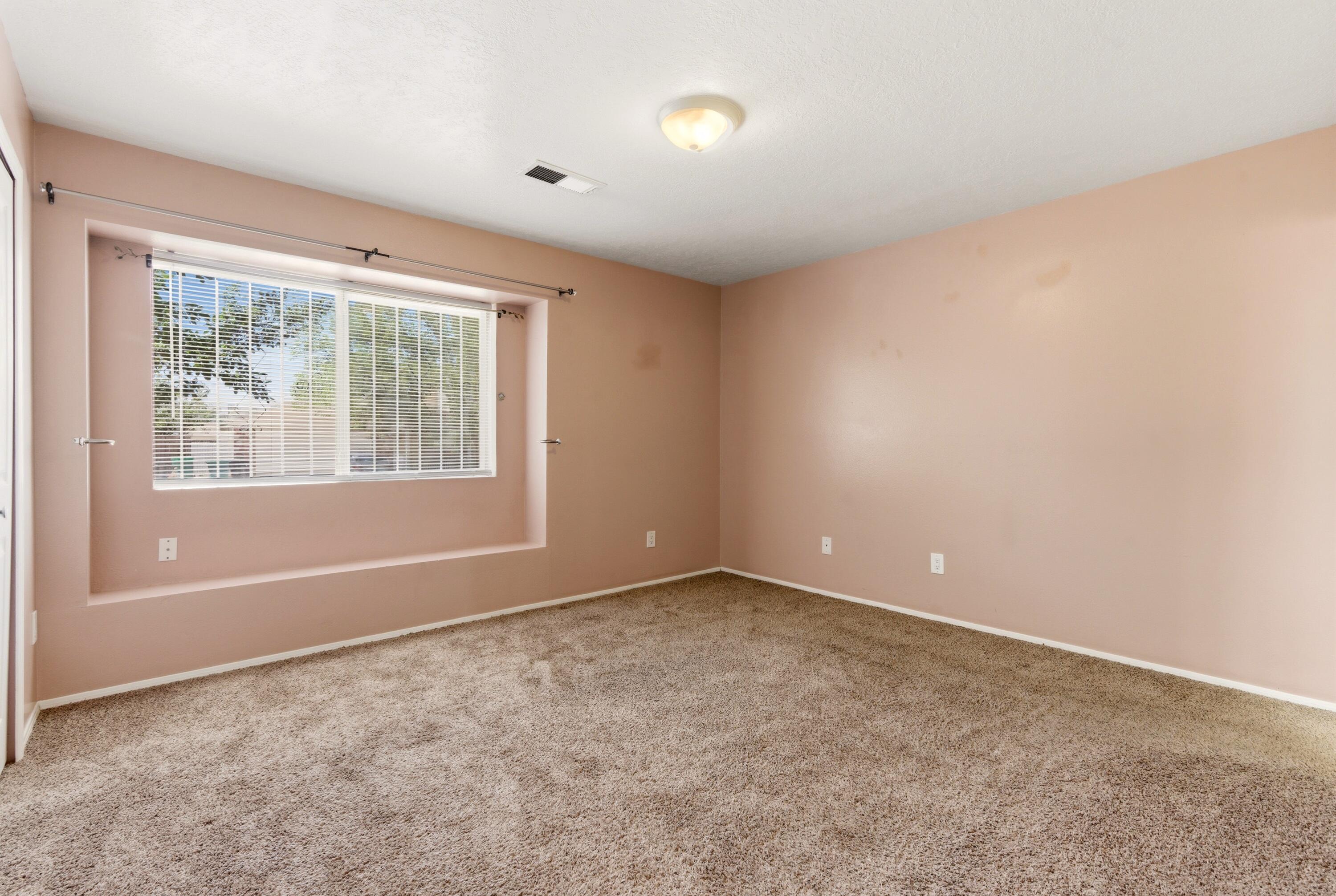 1378 Golden Eye Loop NE