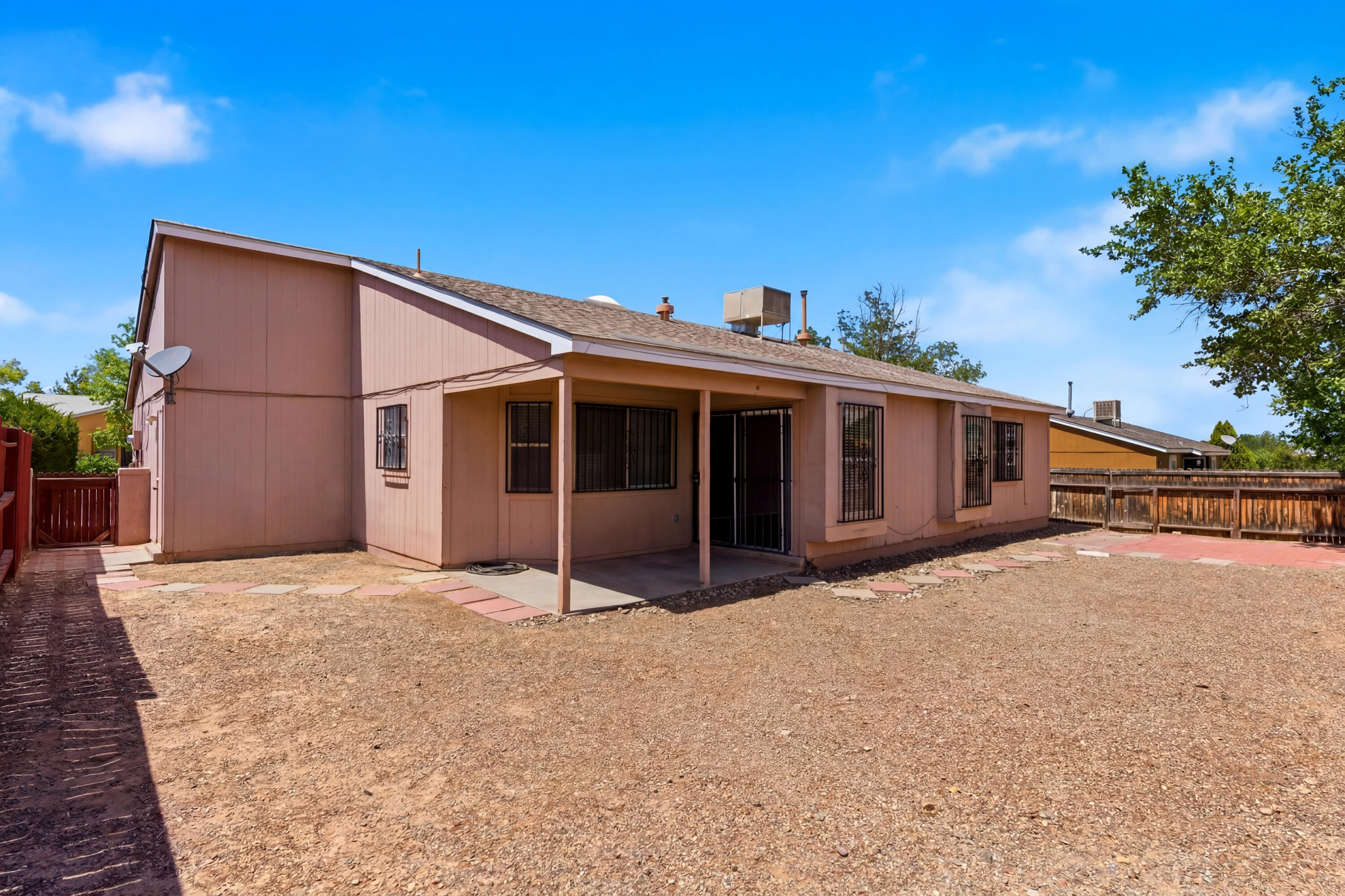 1378 Golden Eye Loop NE