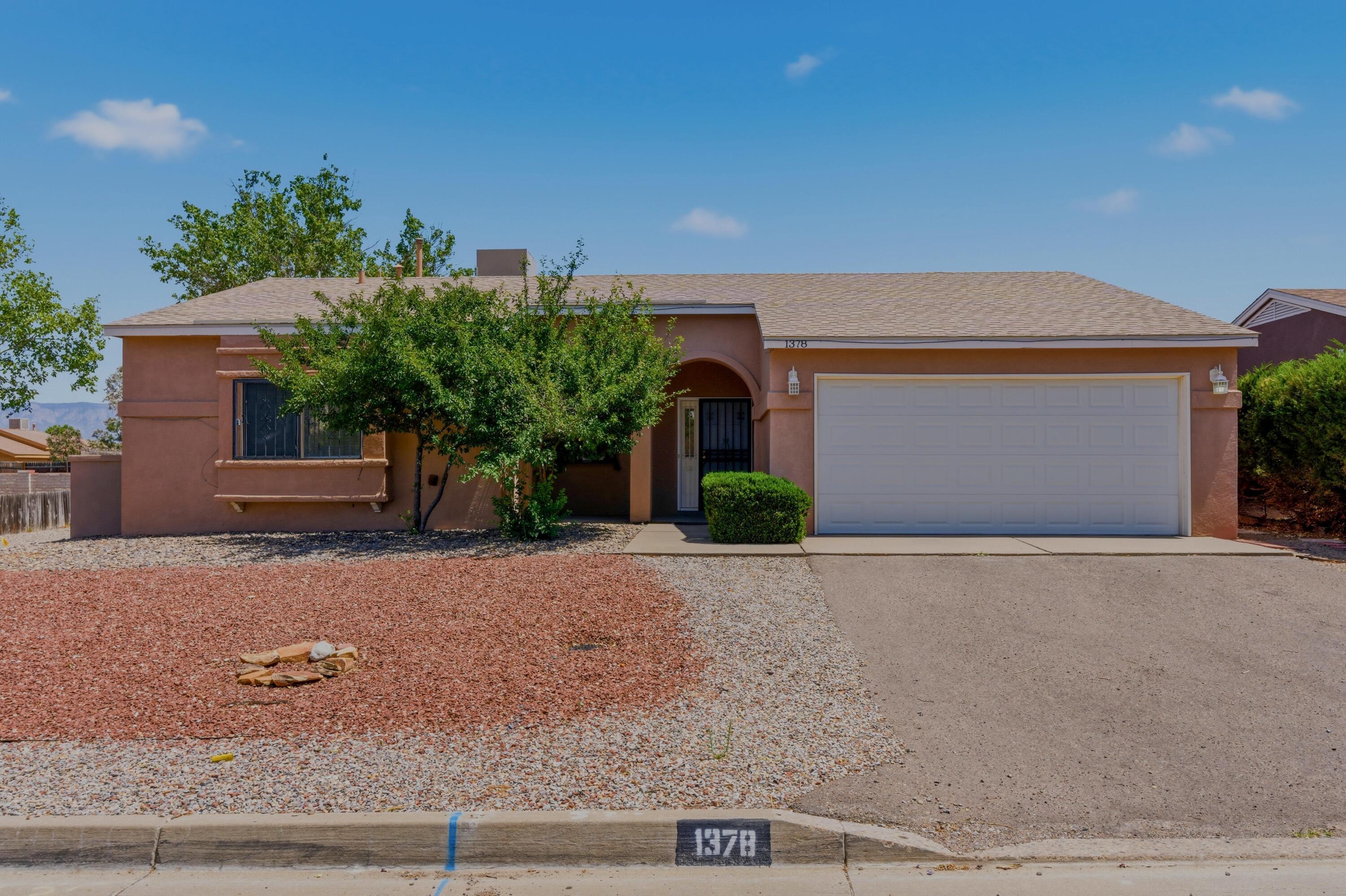 1378 Golden Eye Loop NE