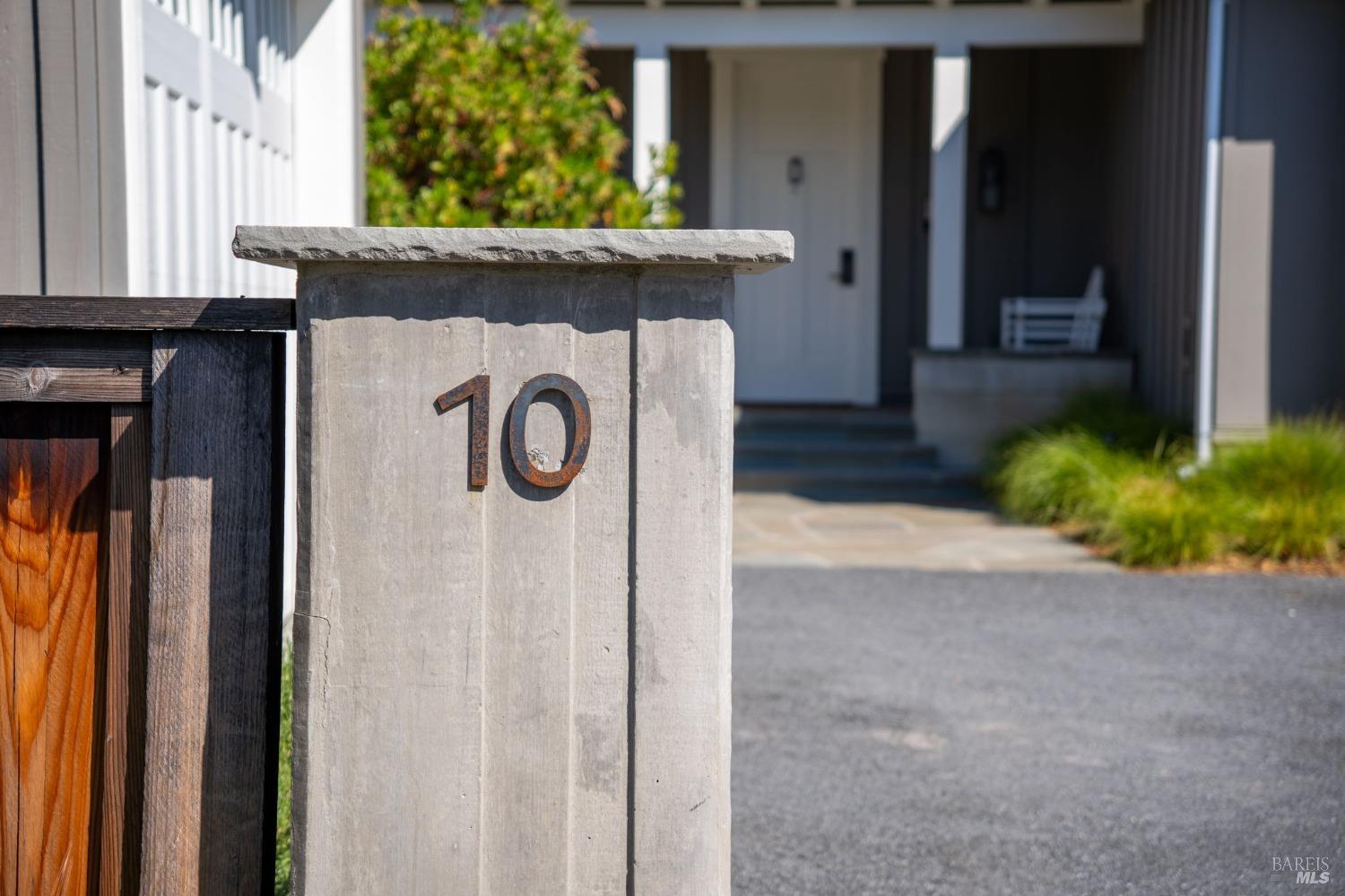10 Palisades Pl