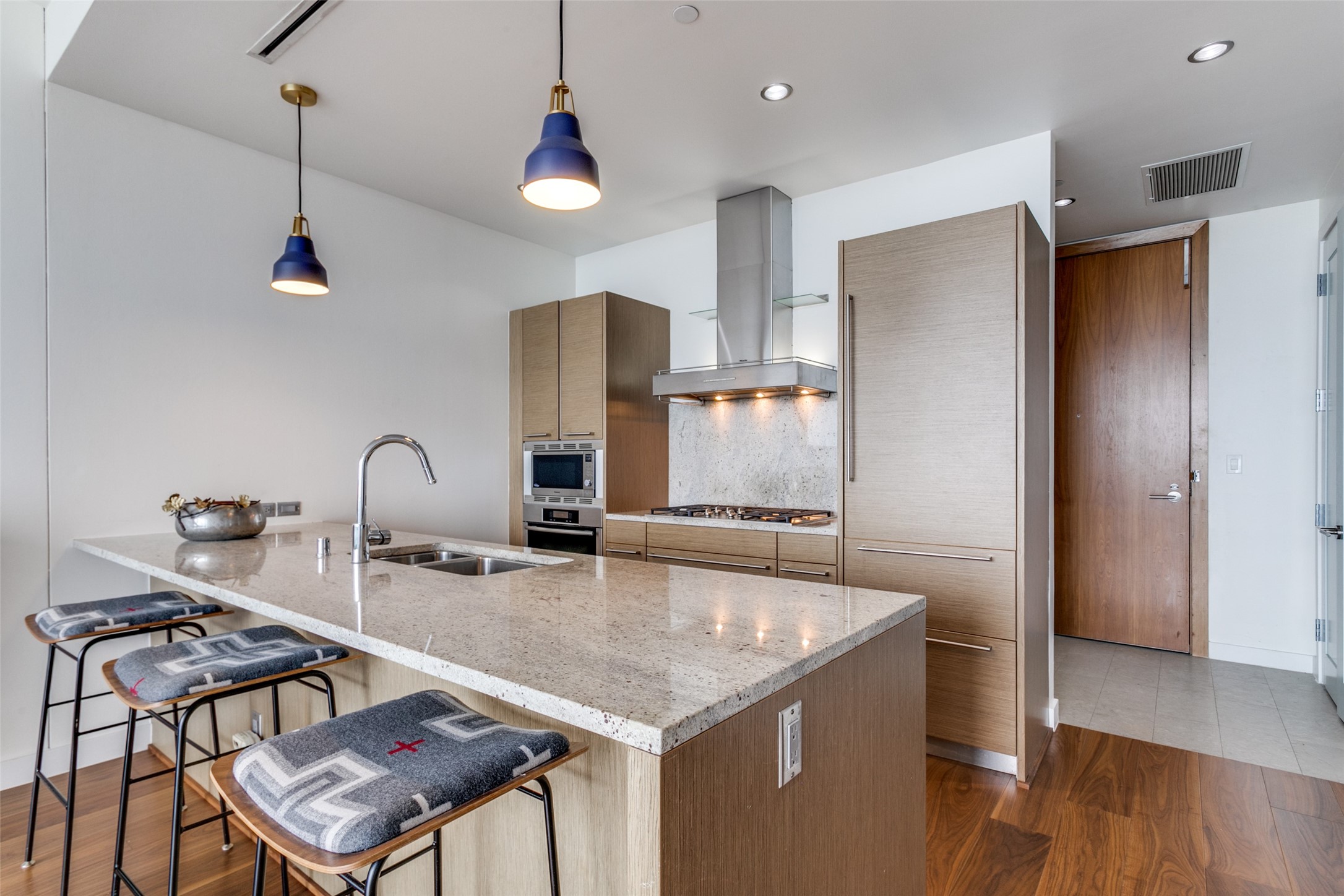 2900 Mckinnon Street 2603