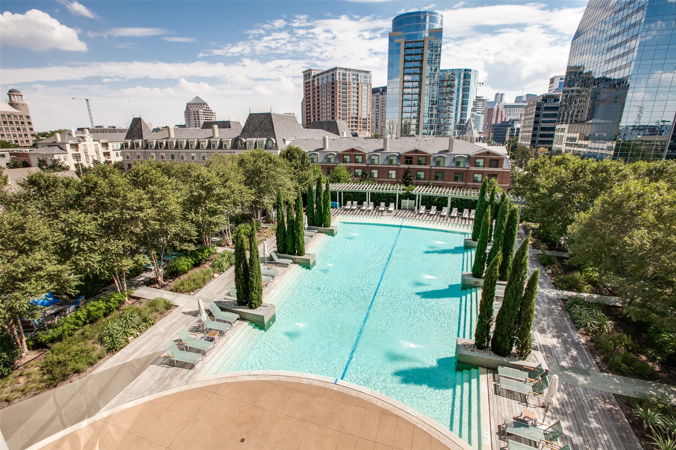 2900 Mckinnon Street 2603
