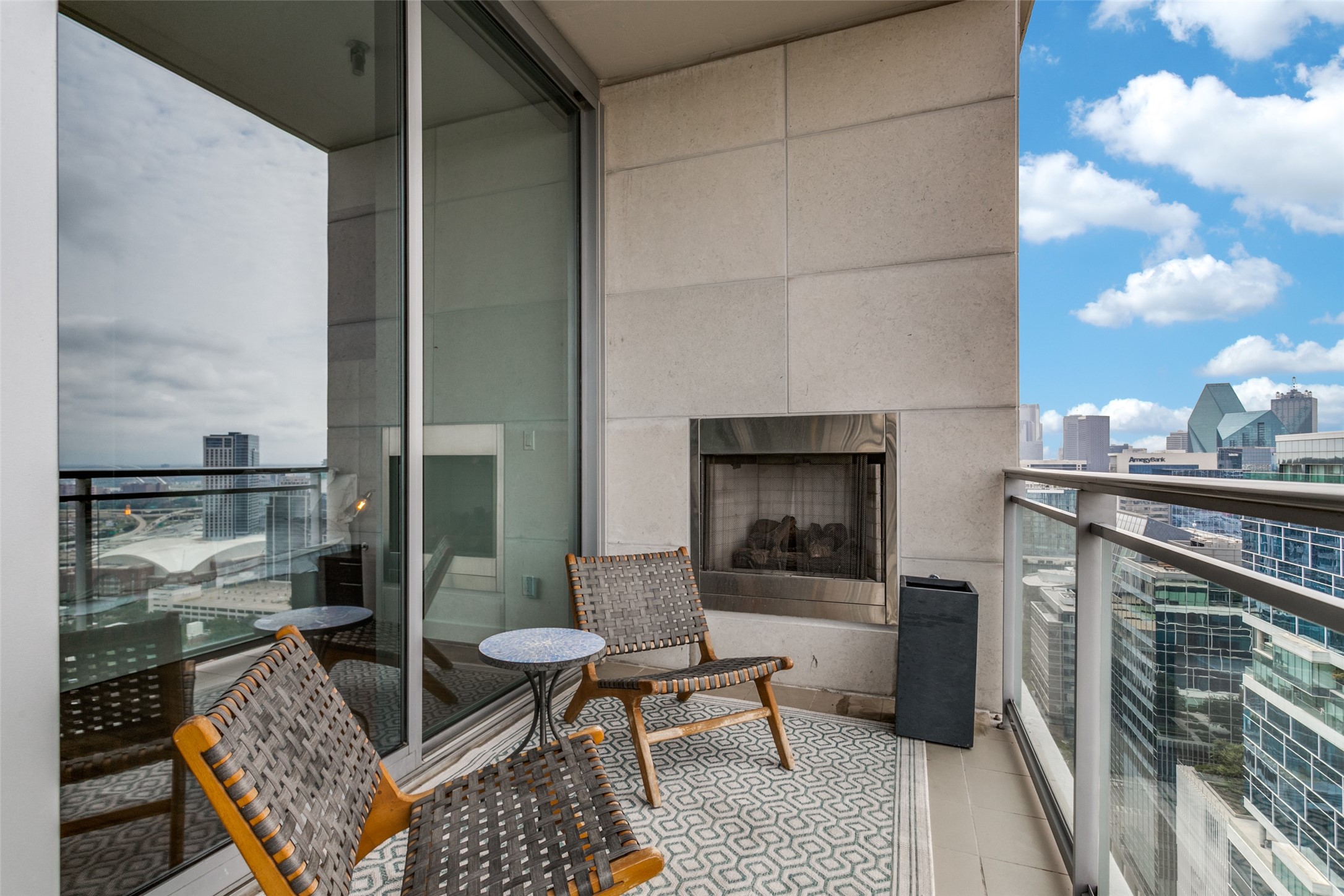 2900 Mckinnon Street 2603
