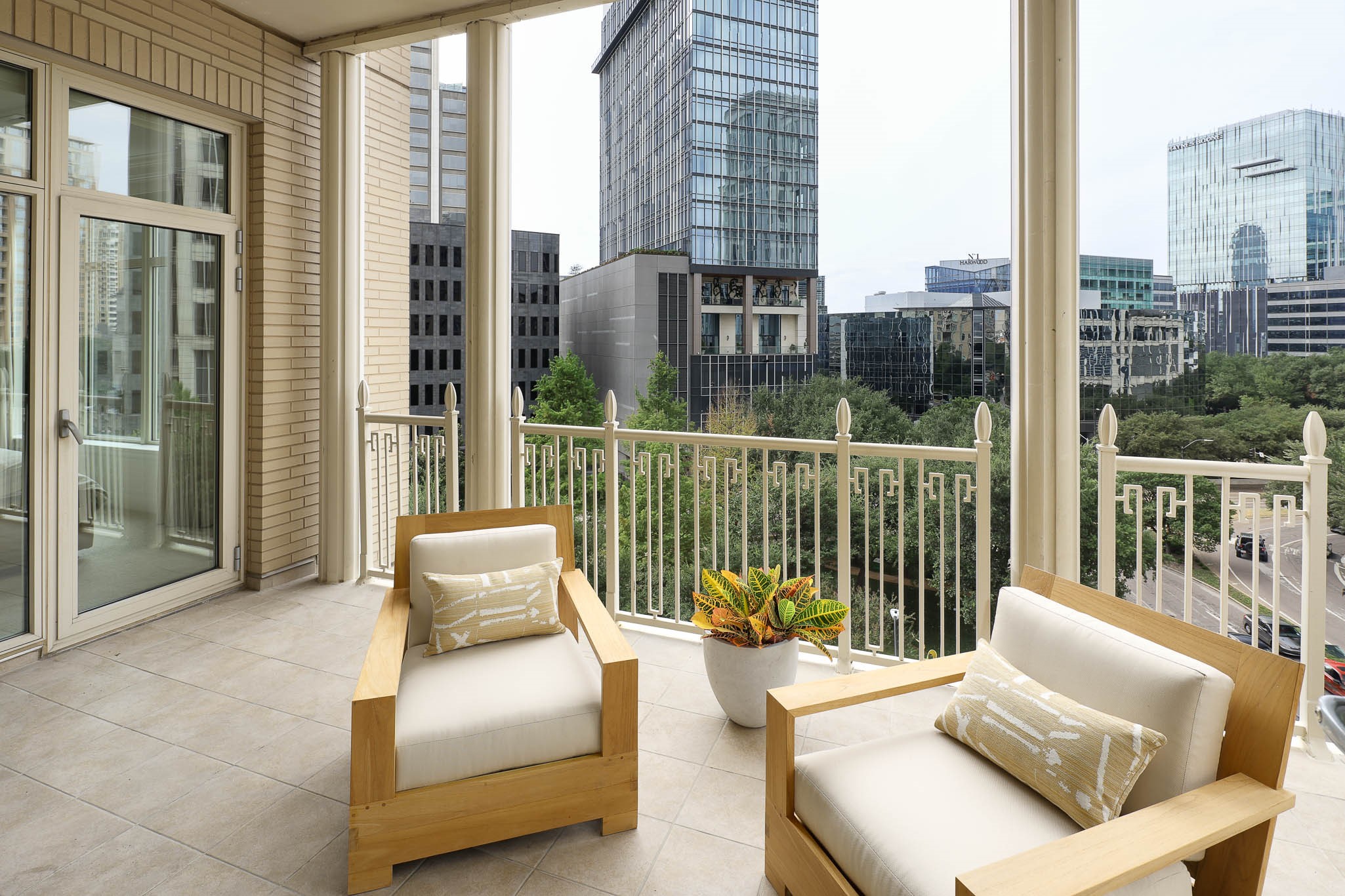 2555 N Pearl Street 505