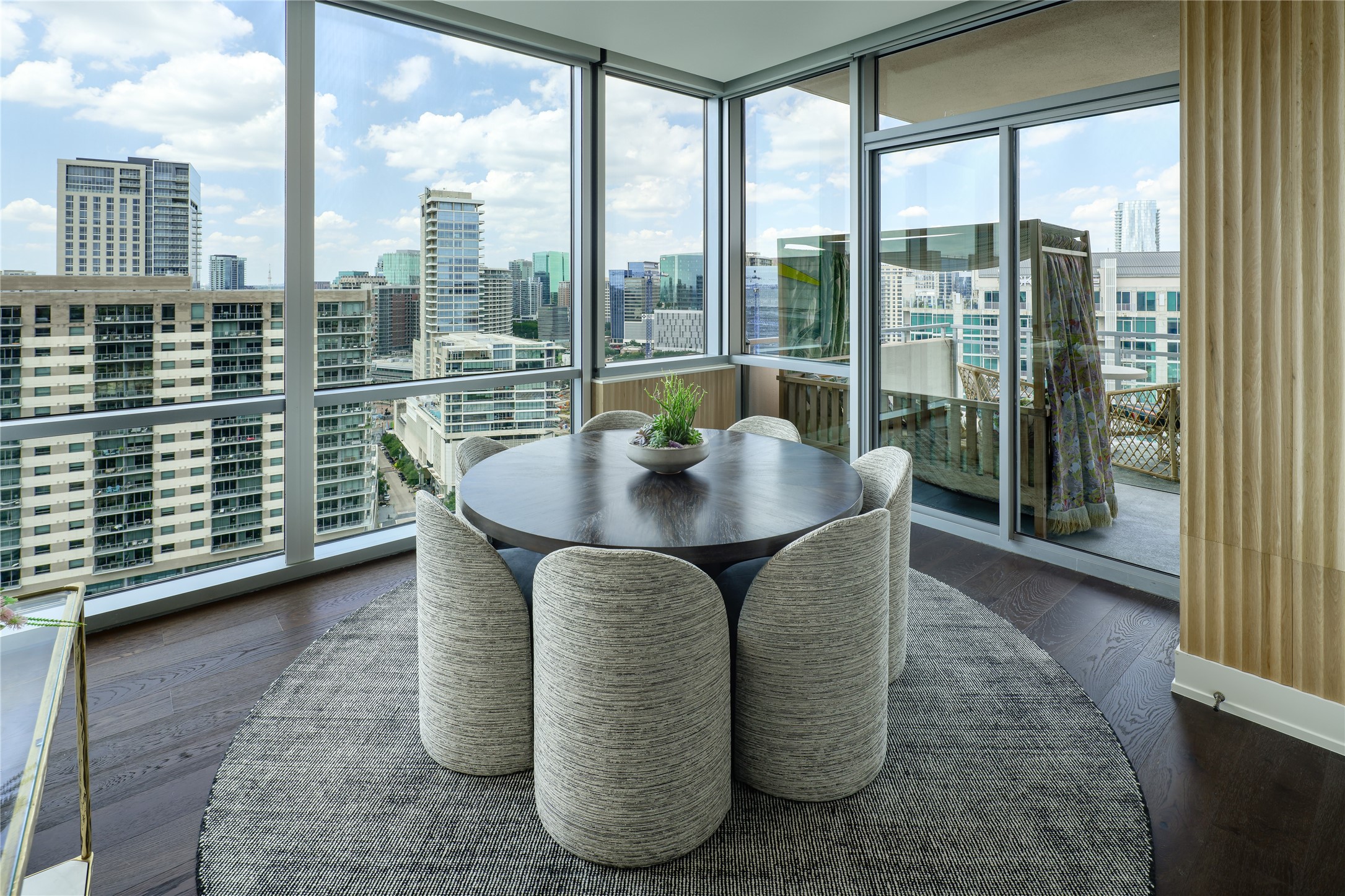 2200 Victory Avenue 2207