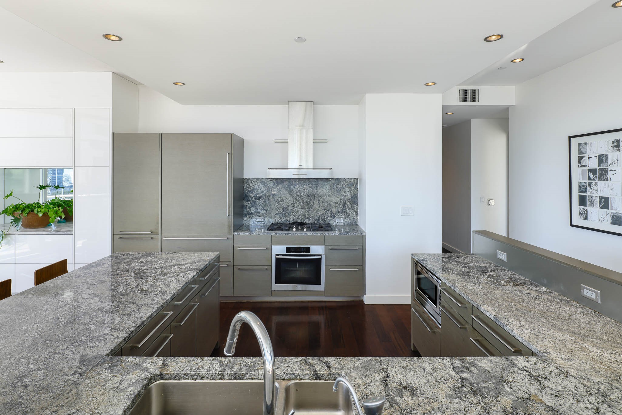 2900 Mckinnon Street 801