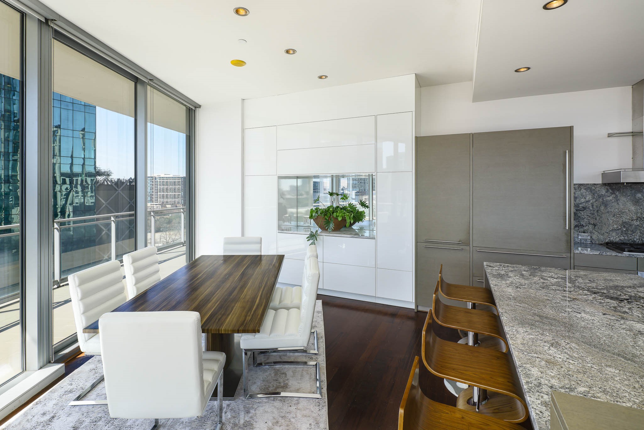 2900 Mckinnon Street 801