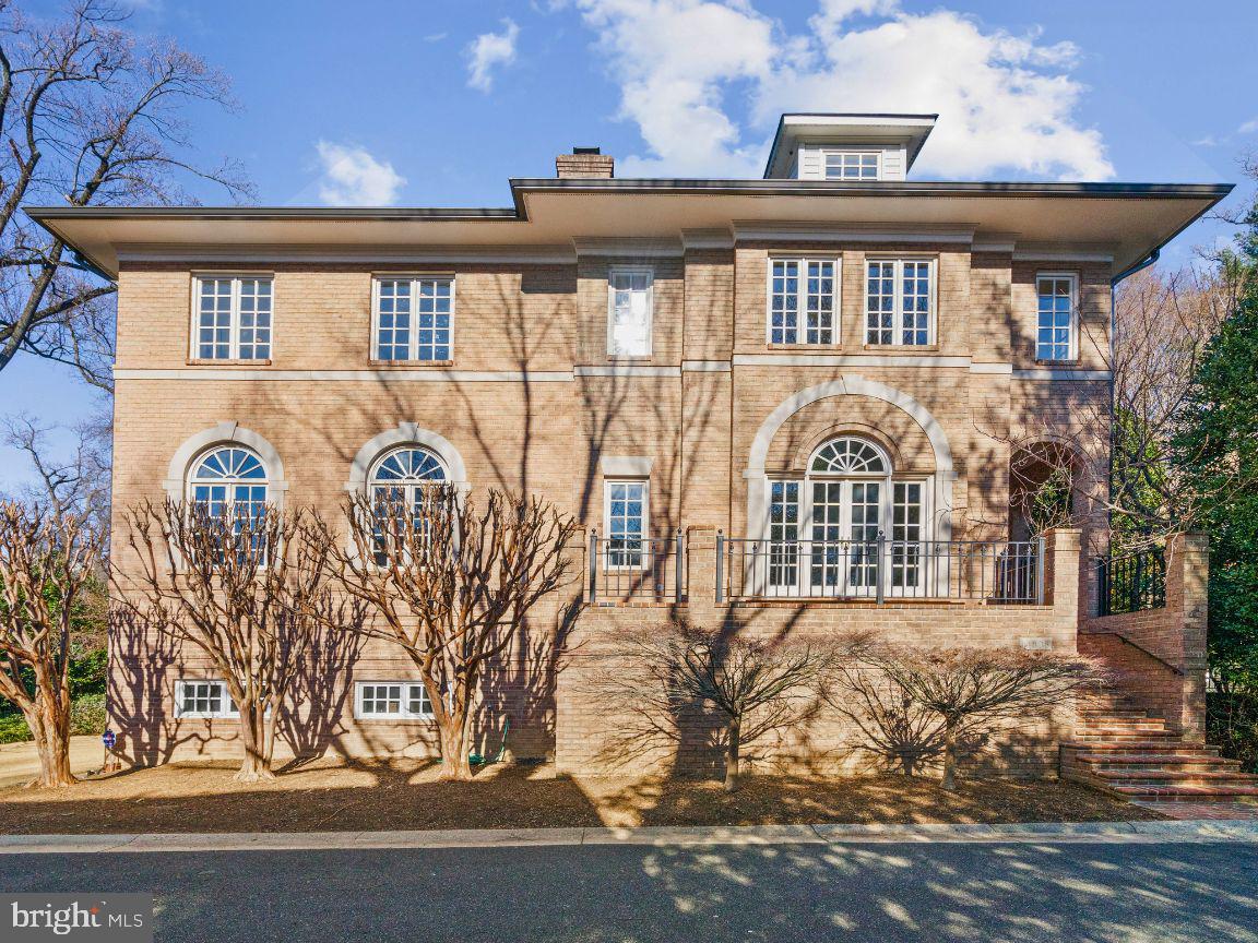 4808 Foxhall Cres NW