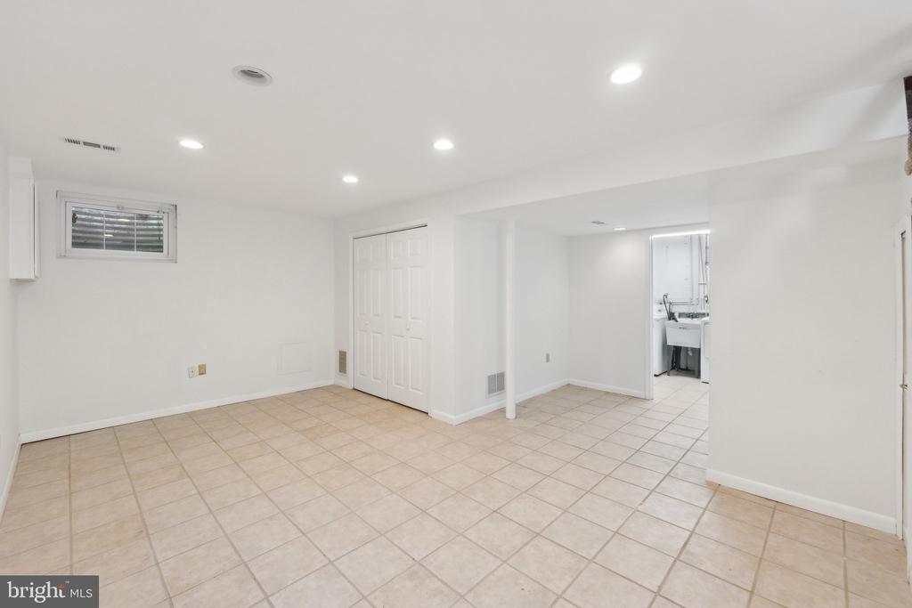 5008 Klingle St NW