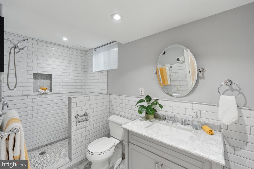 5008 Klingle St NW