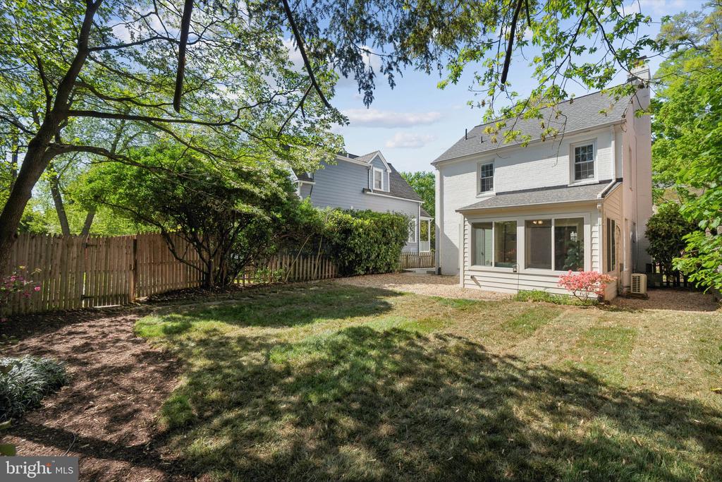 5008 Klingle St NW