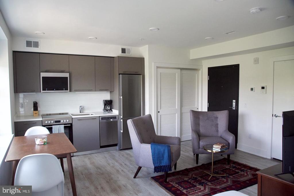 816 POTOMAC AVENUE SE Unit: 204