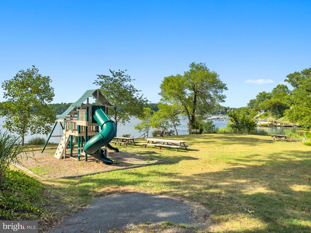 2915 Edgewater Dr