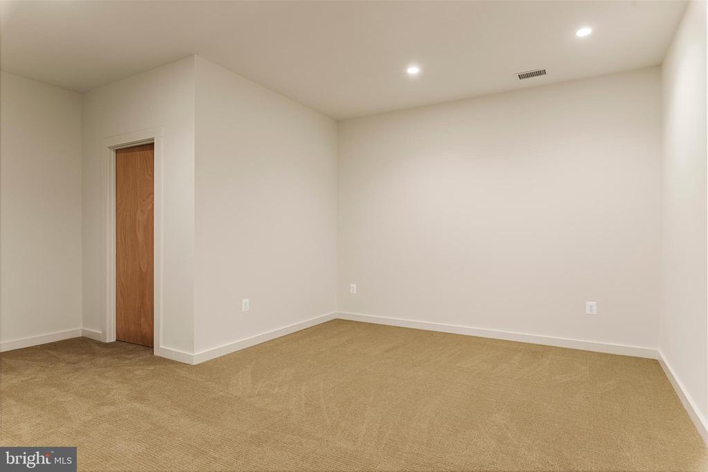 2915 Edgewater Dr