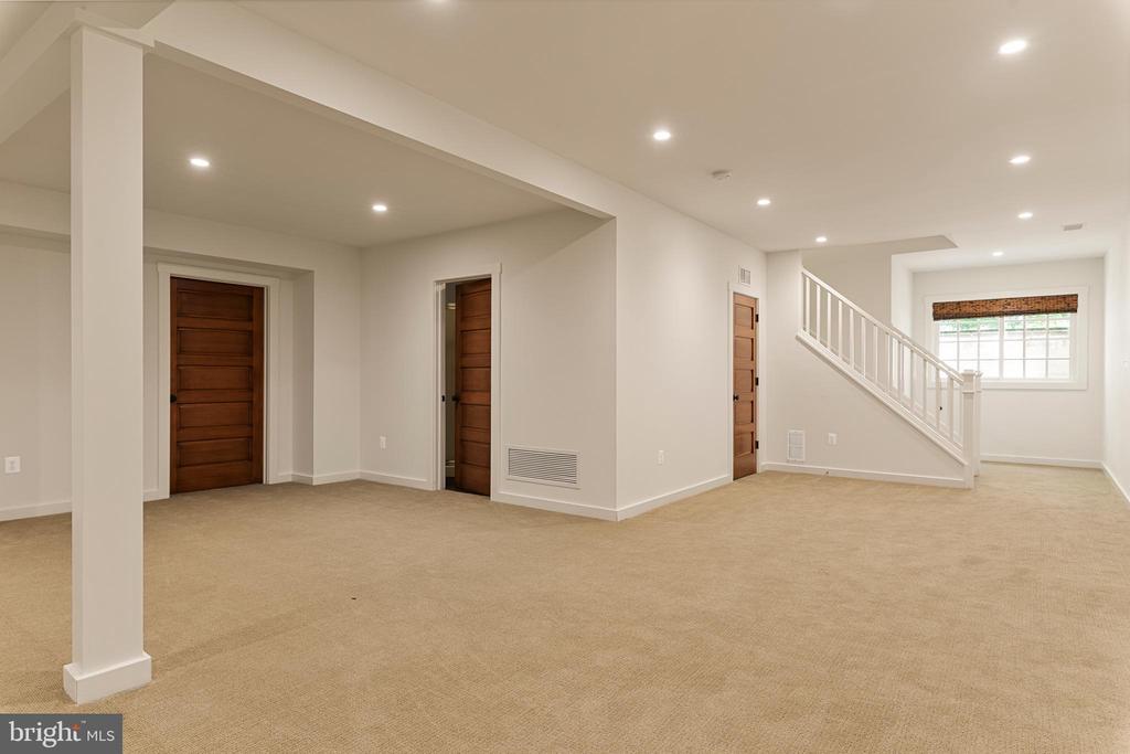2915 Edgewater Dr