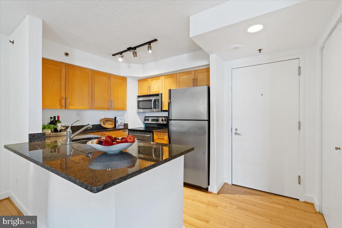 7500 Woodmont Ave #S817