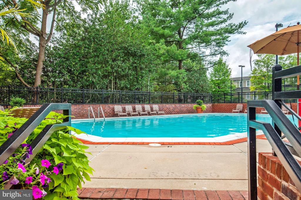 7500 Woodmont Ave #S816