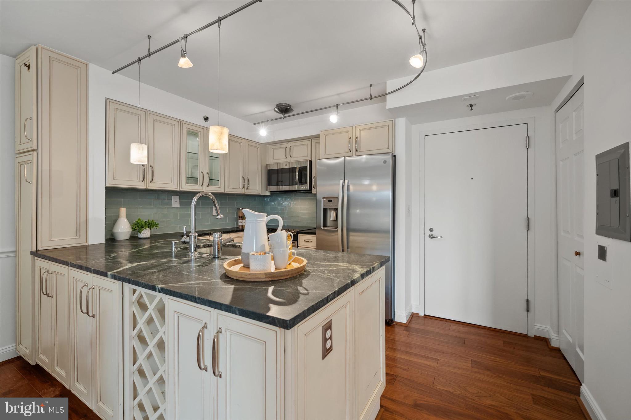 7500 Woodmont Ave #S922