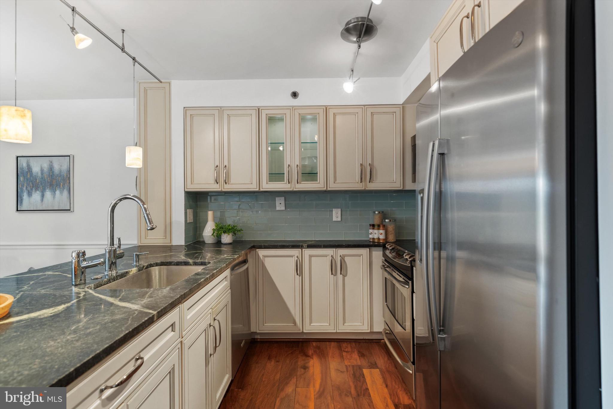 7500 Woodmont Ave #S922