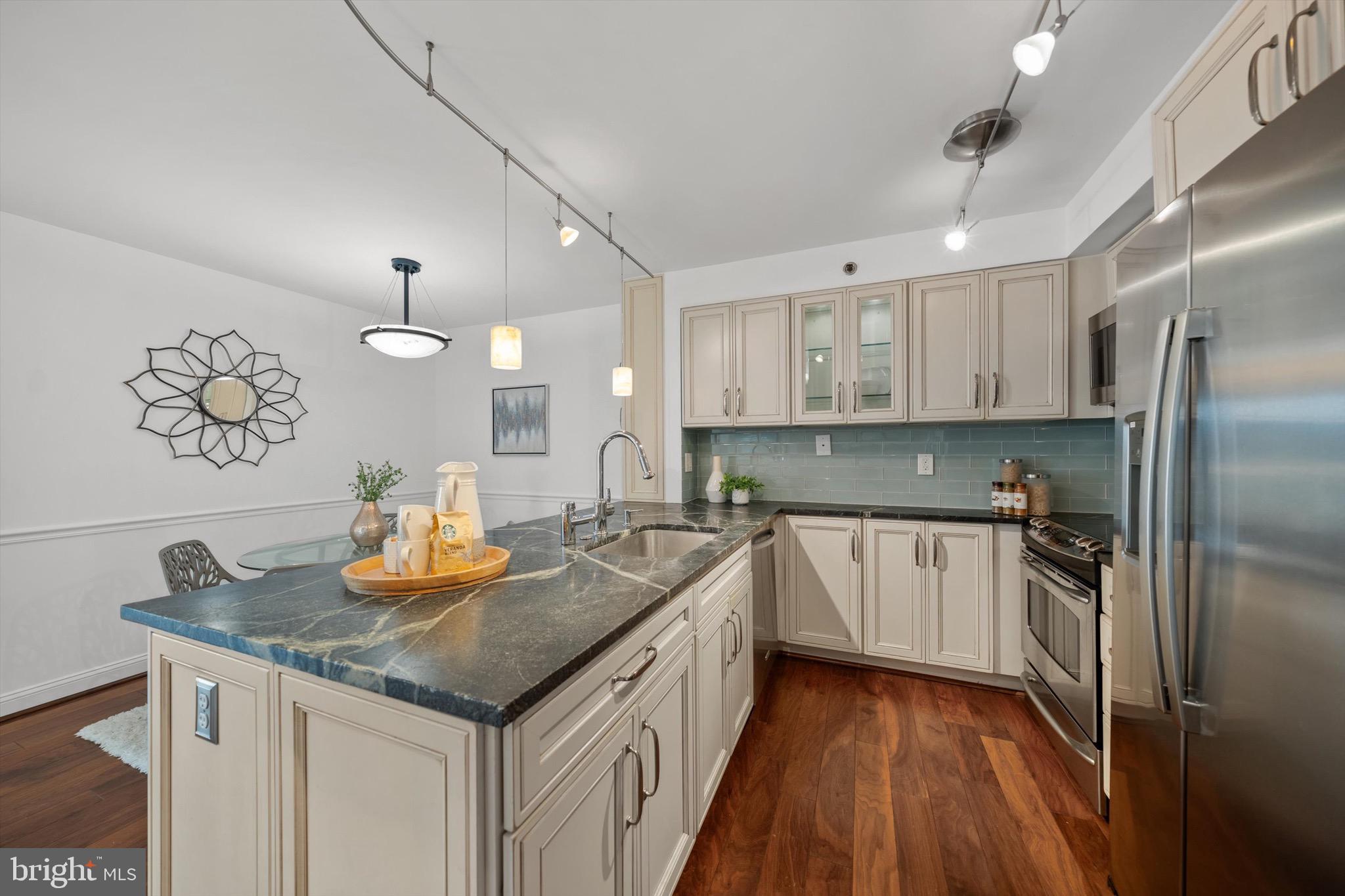 7500 Woodmont Ave #S922