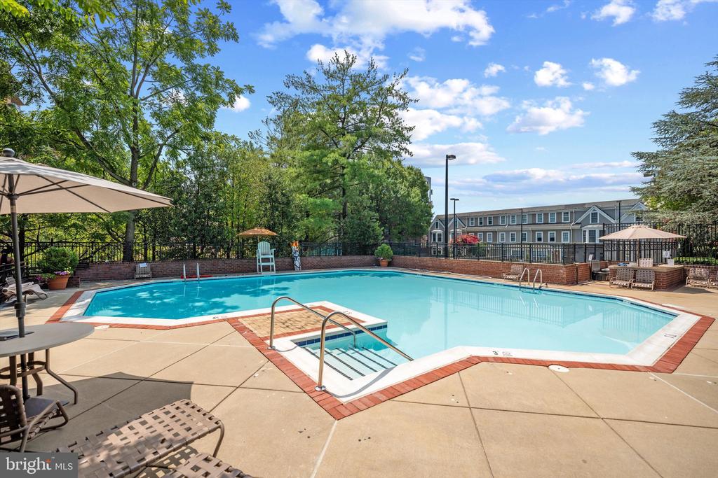 7500 Woodmont Ave #S1215