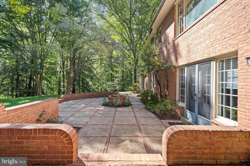 8601 FENWAY DRIVE