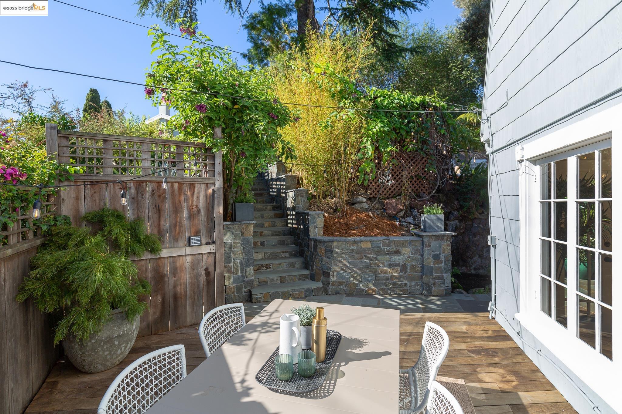 495 Jean St