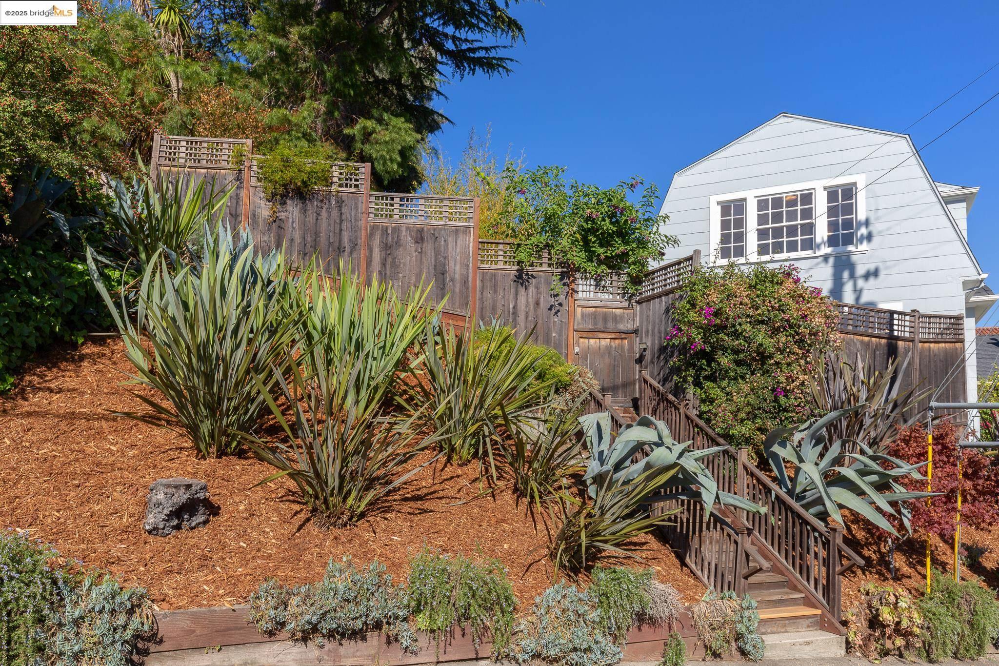 495 Jean St