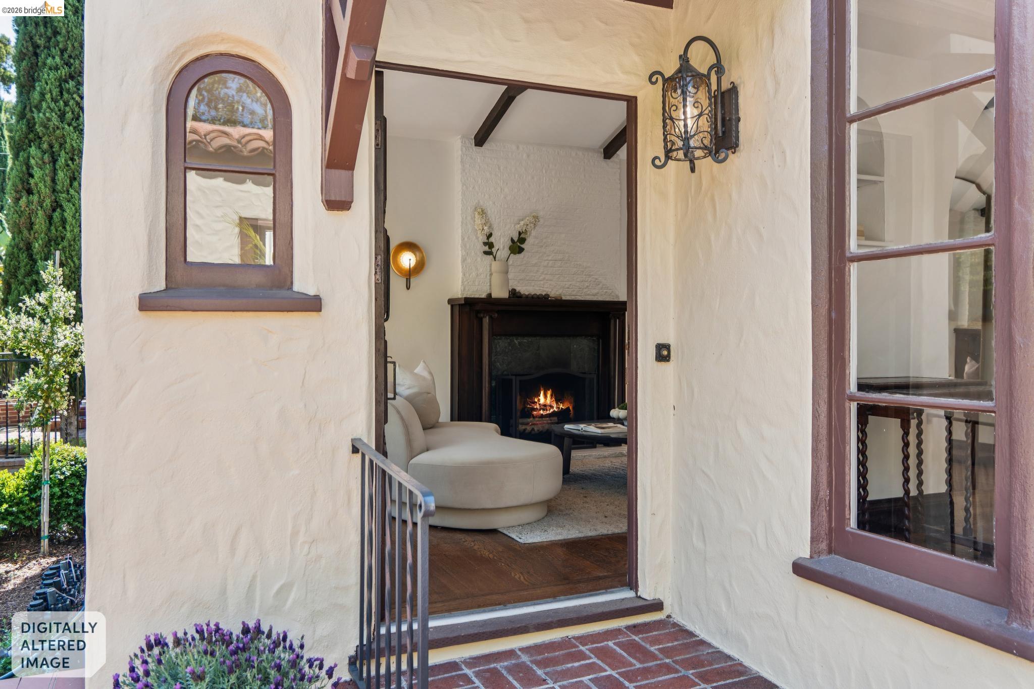 2615 La Cuesta Ave