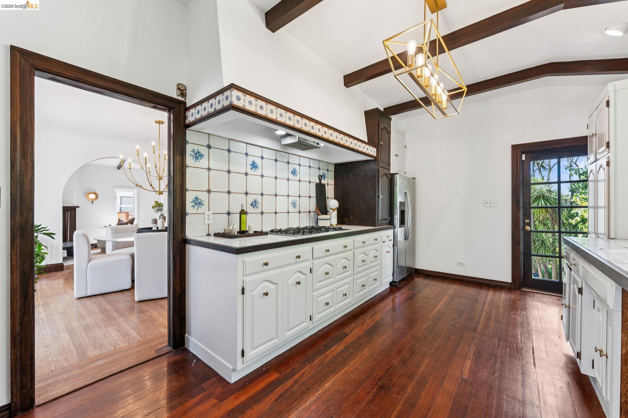 2615 La Cuesta Ave