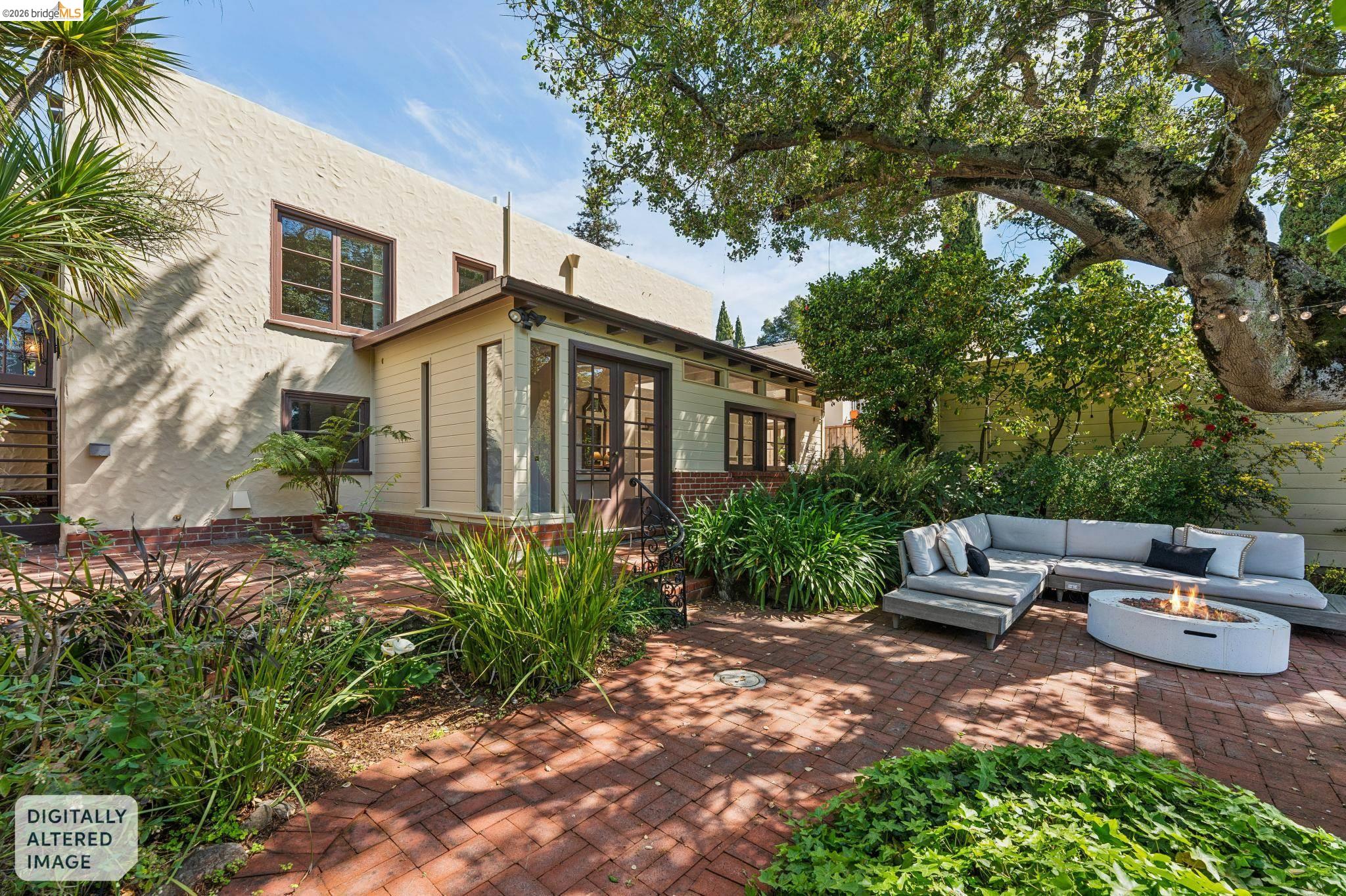 2615 La Cuesta Ave