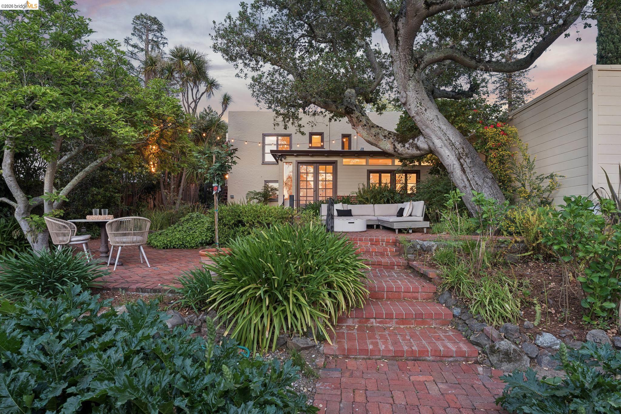 2615 La Cuesta Ave