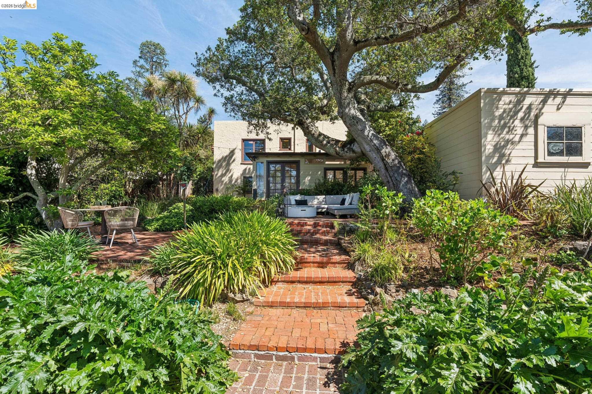 2615 La Cuesta Ave