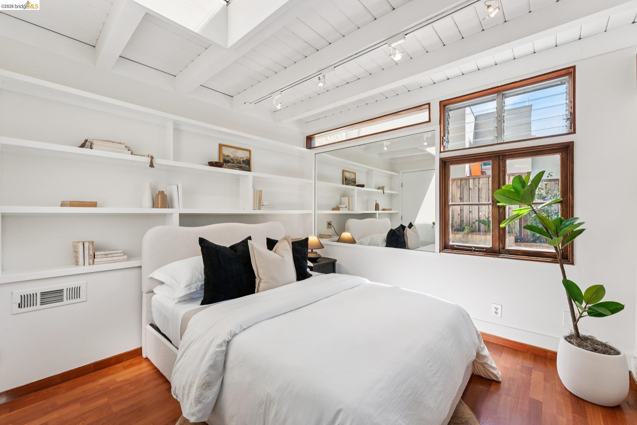 2615 La Cuesta Ave