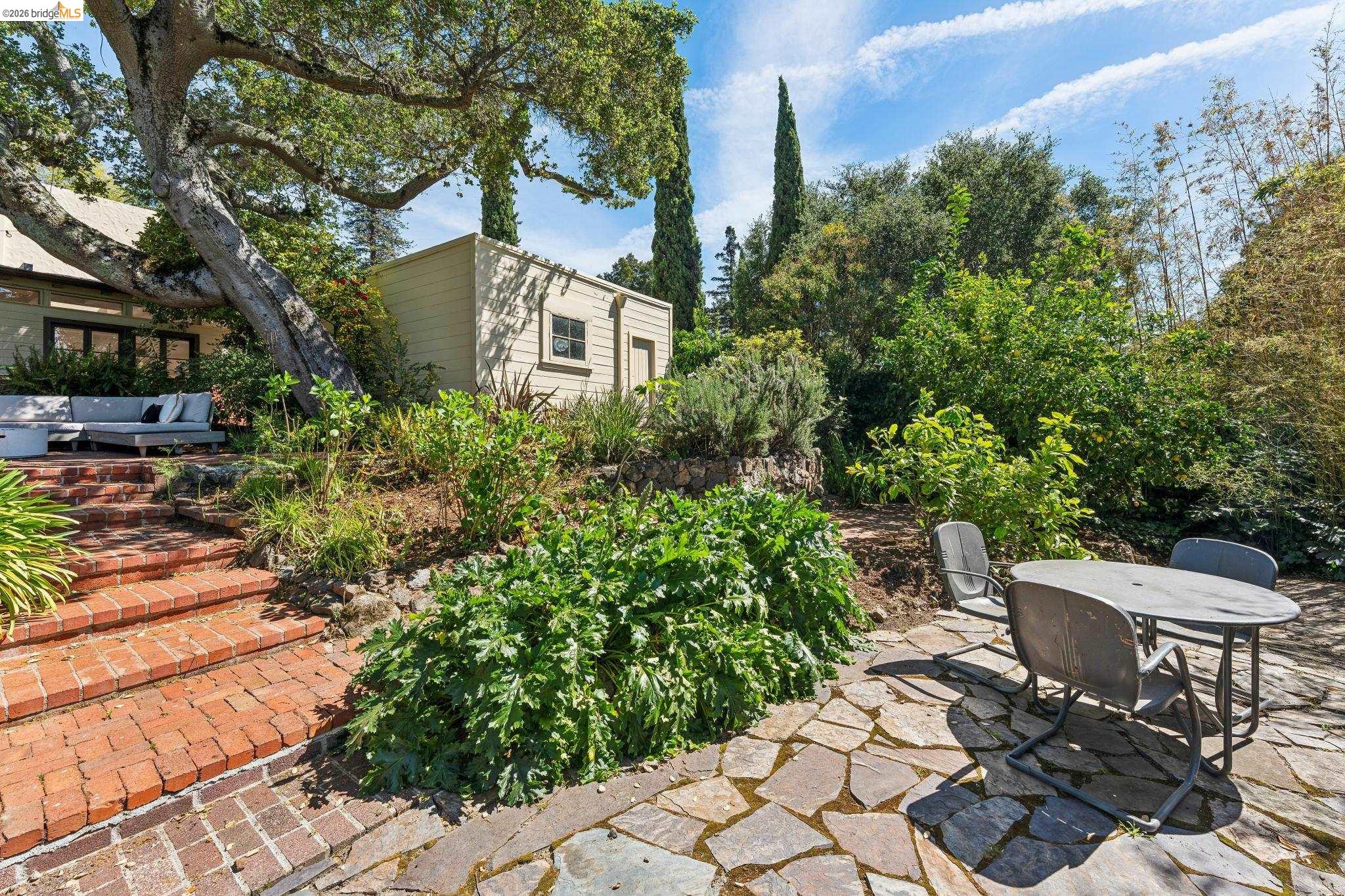 2615 La Cuesta Ave