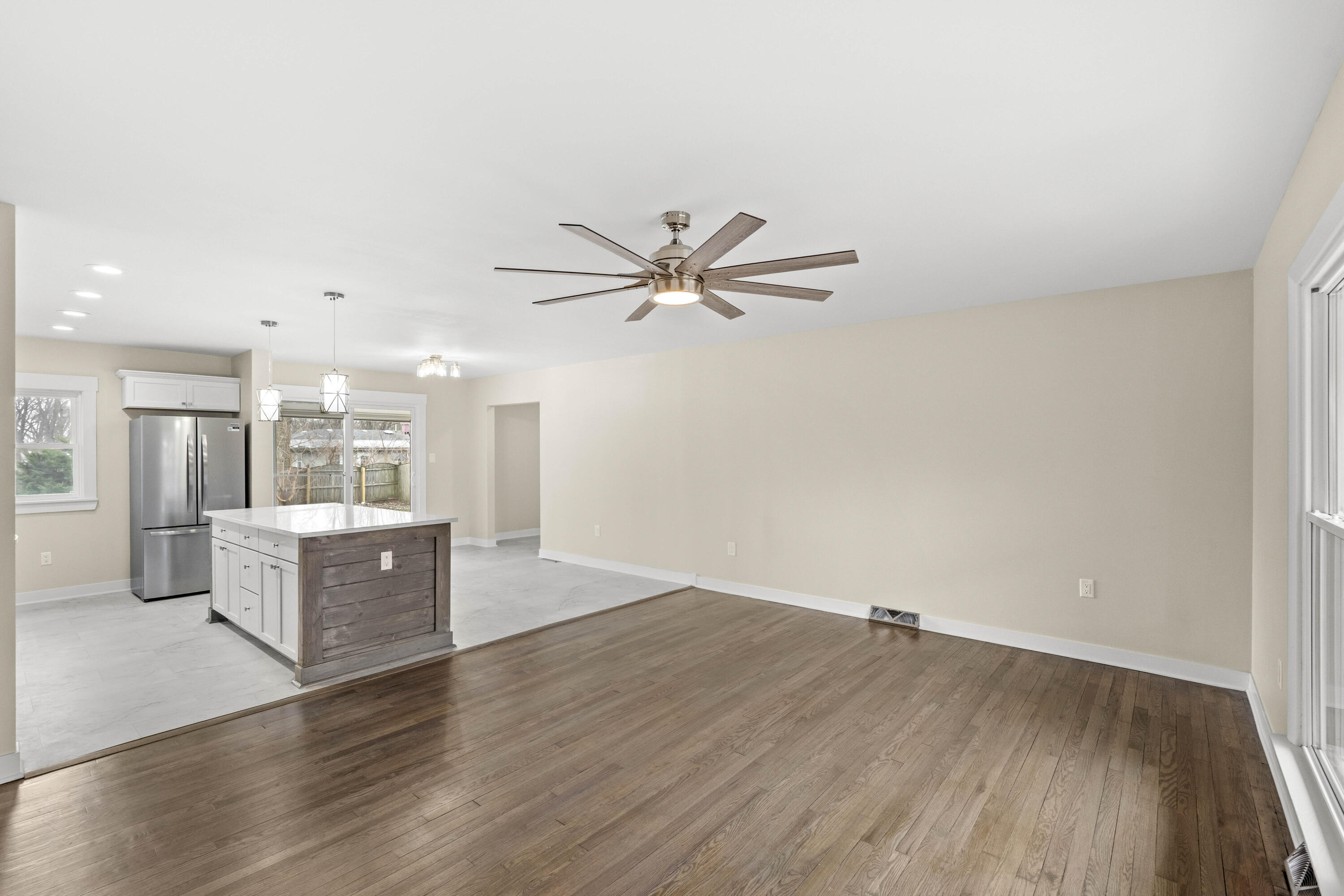 2045 W 50th Place