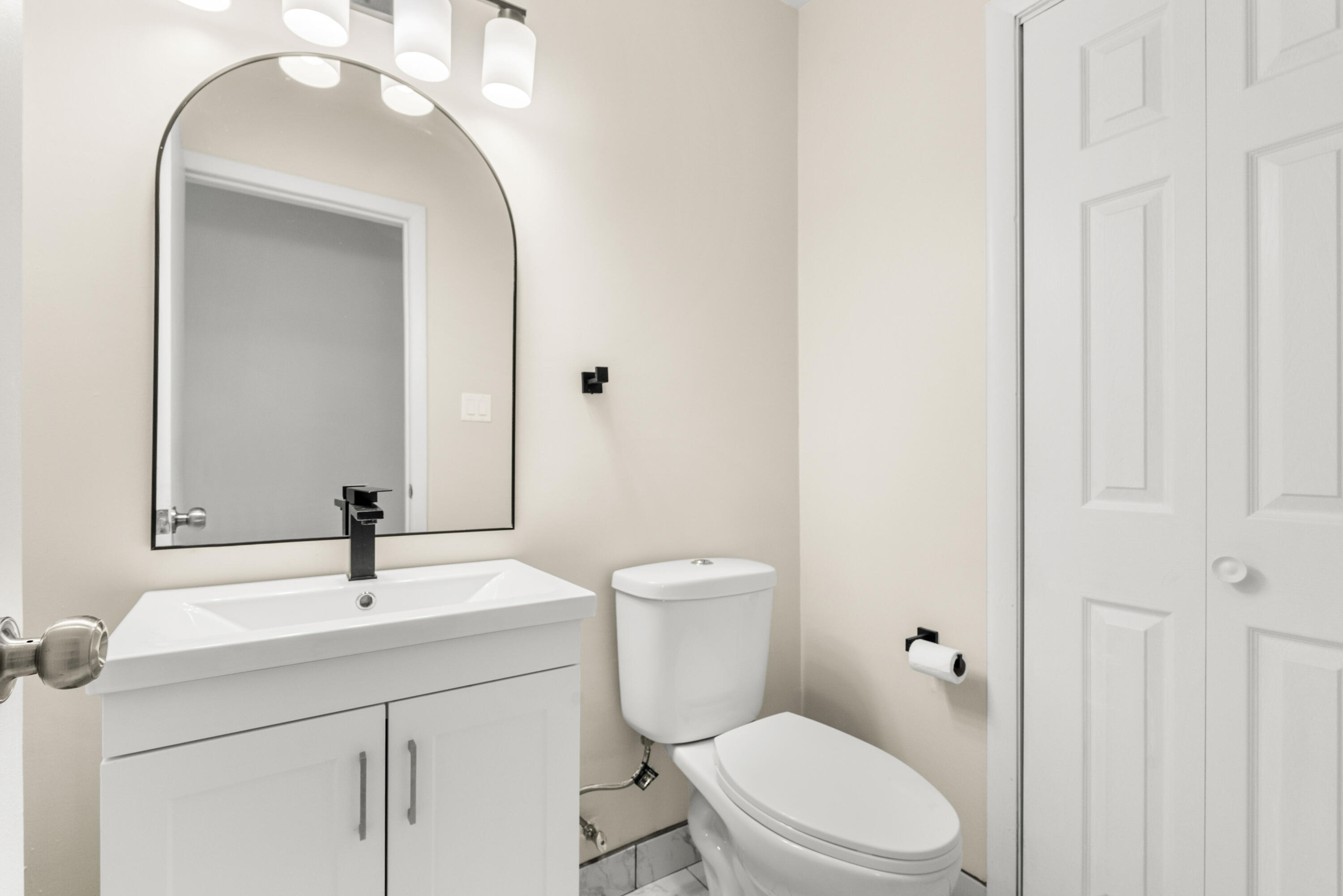 2045 W 50th Place