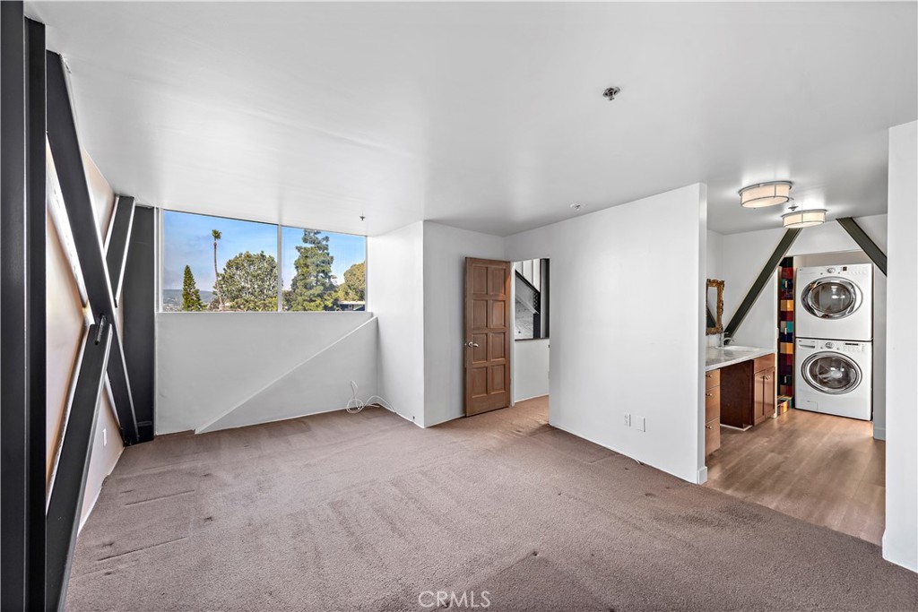686 Diamond Street
