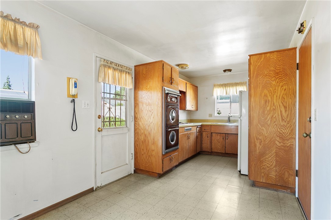 1341 E E Monroe