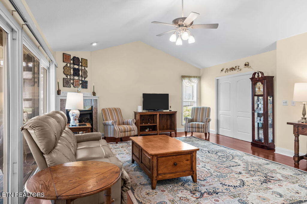 176 Amohi Way