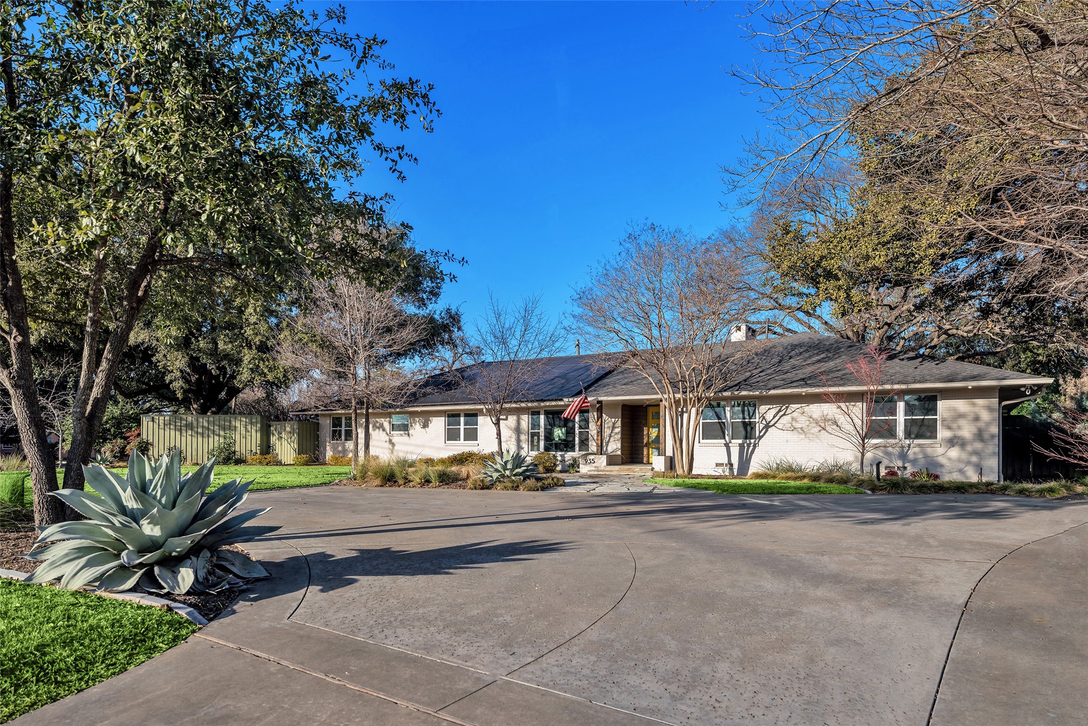 935 W Colorado Boulevard