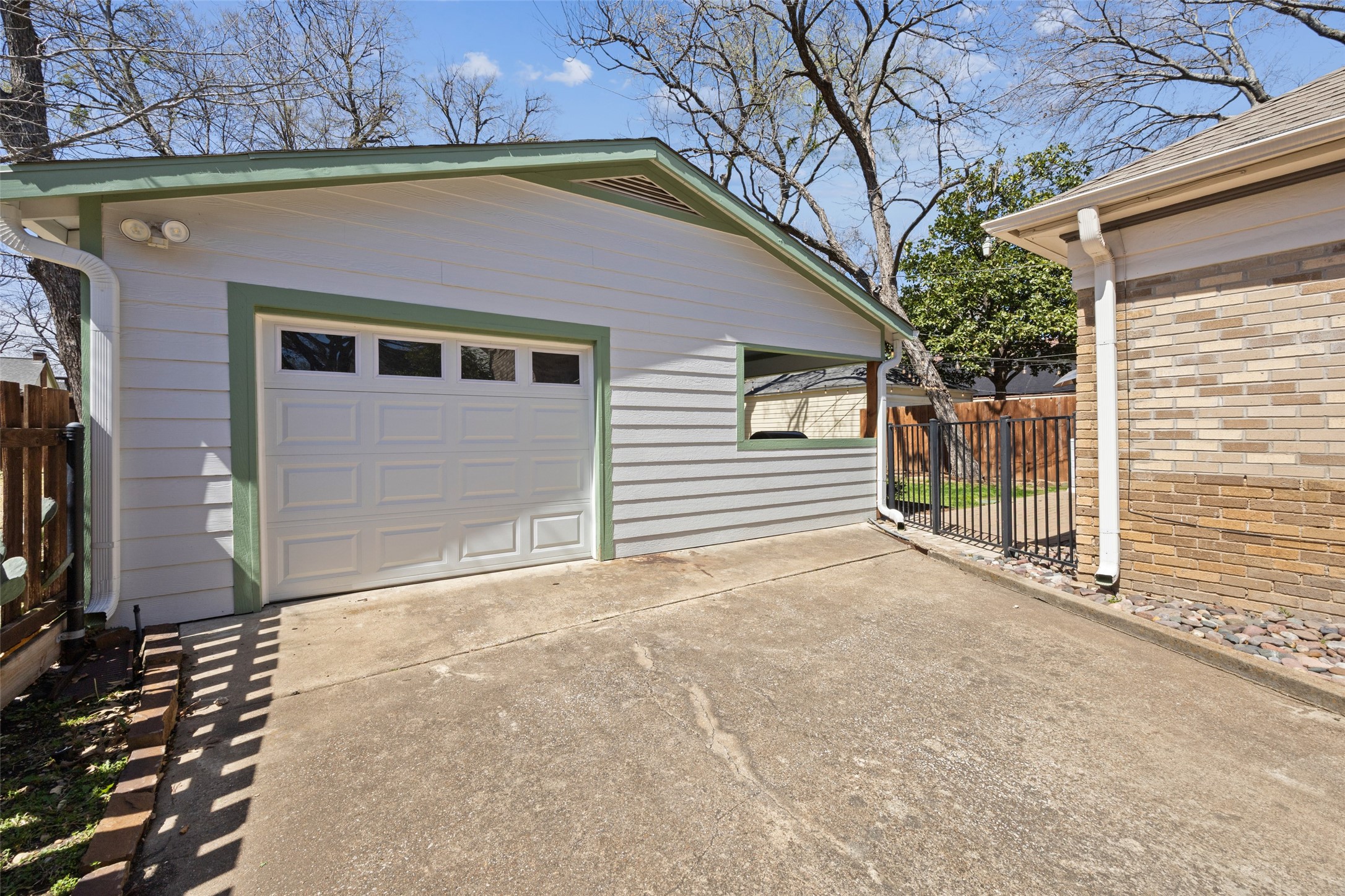 1011 N Winnetka Avenue