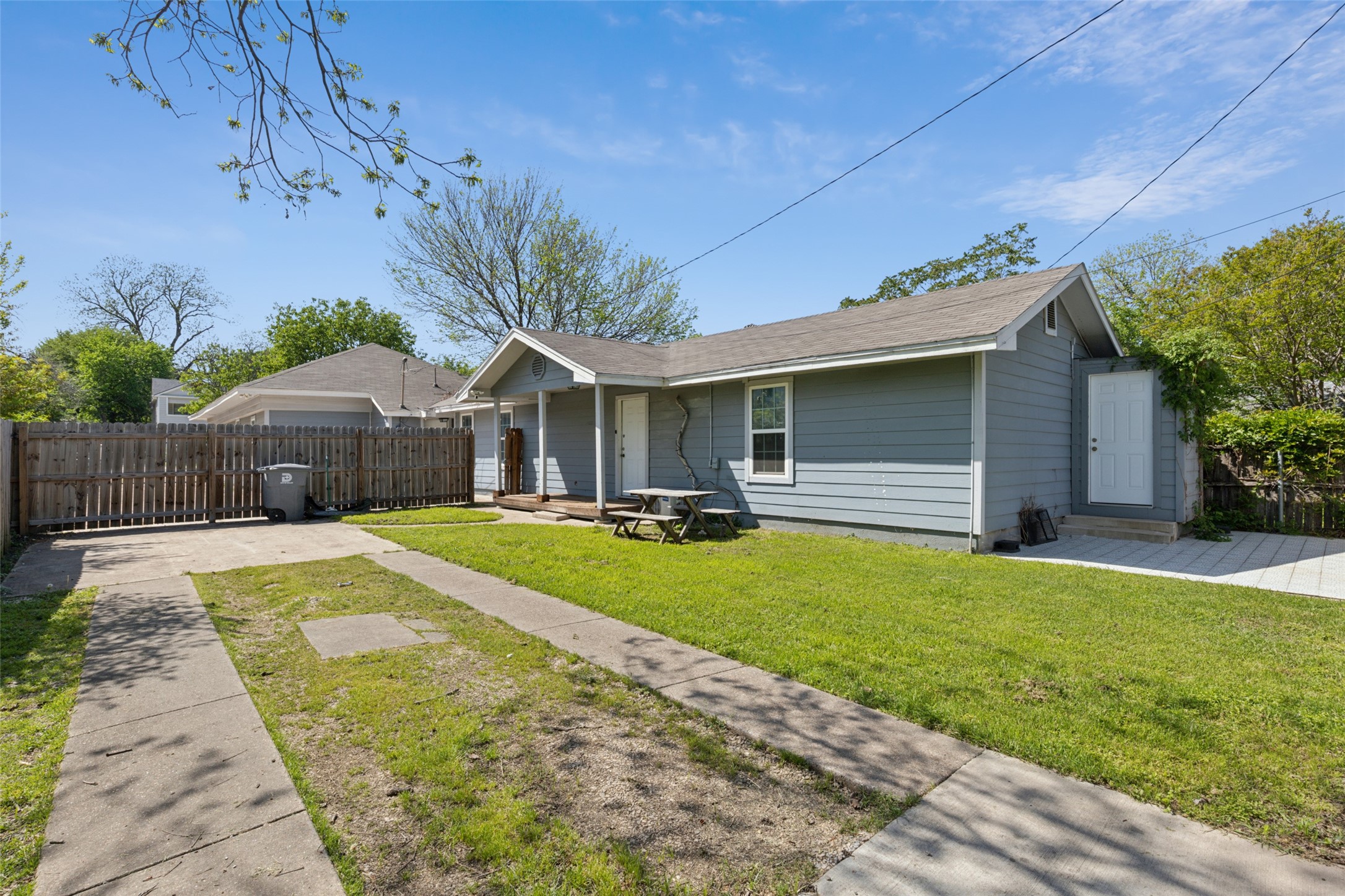 318 S Montreal Avenue