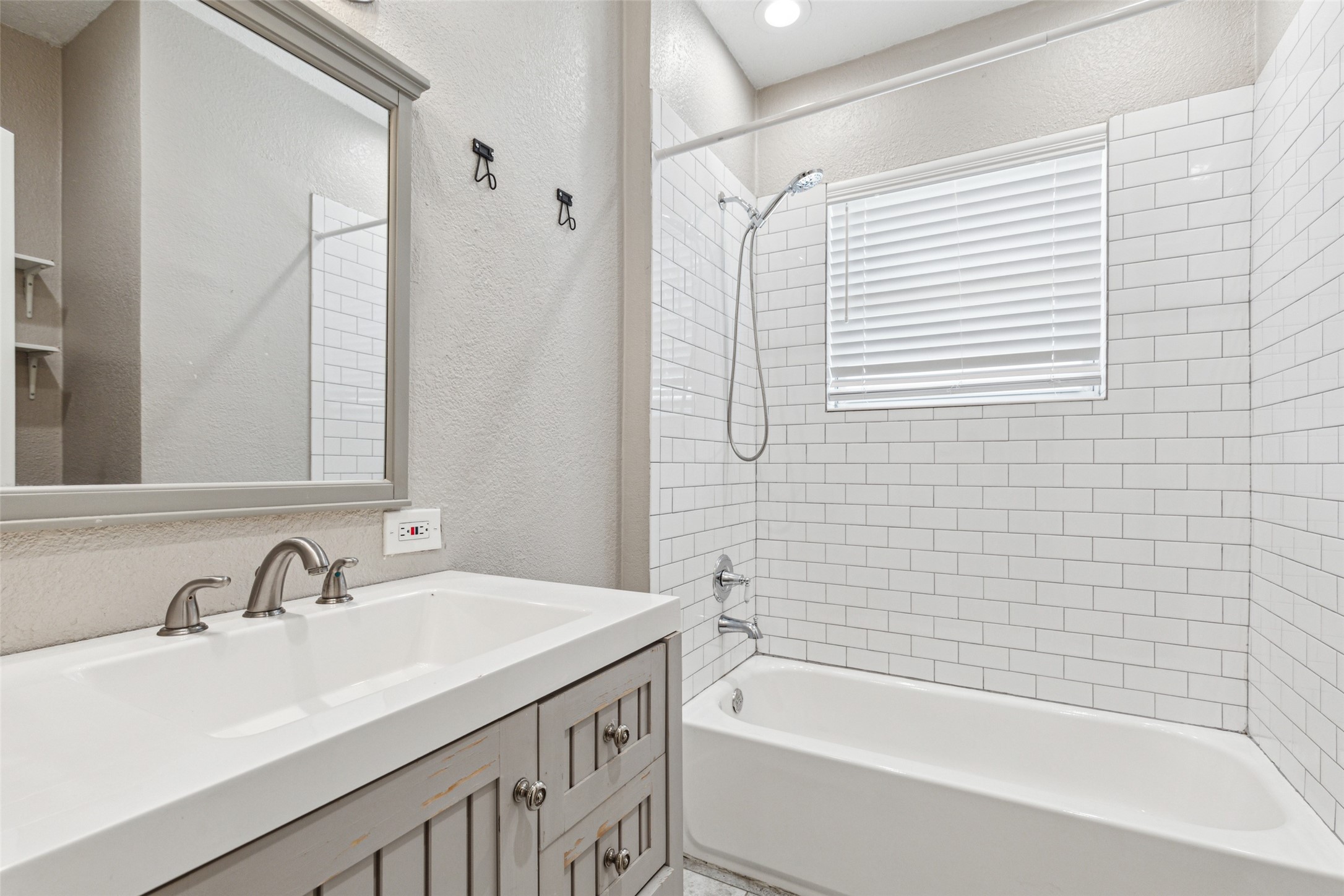 318 S Montreal Avenue