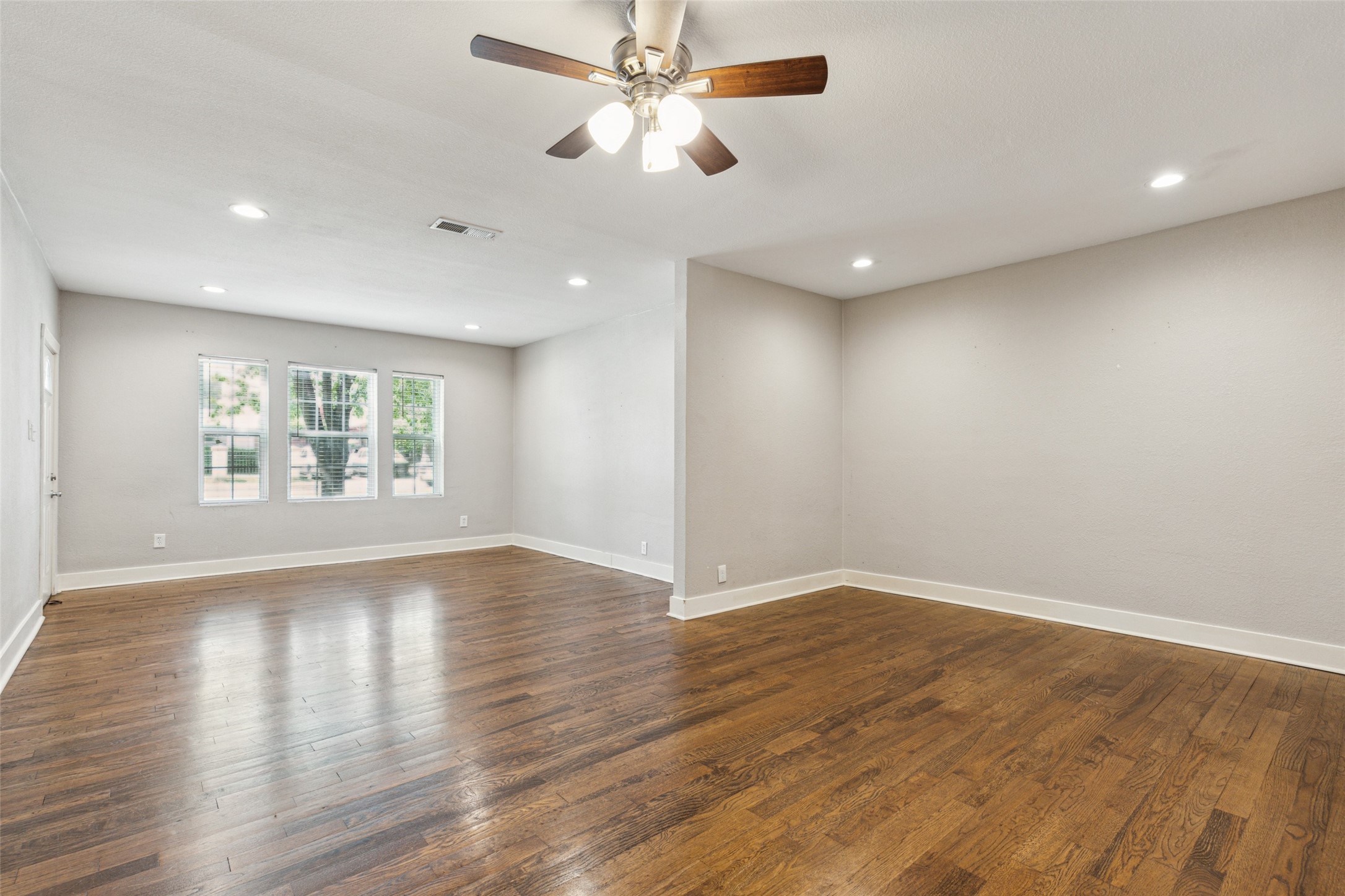 318 S Montreal Avenue