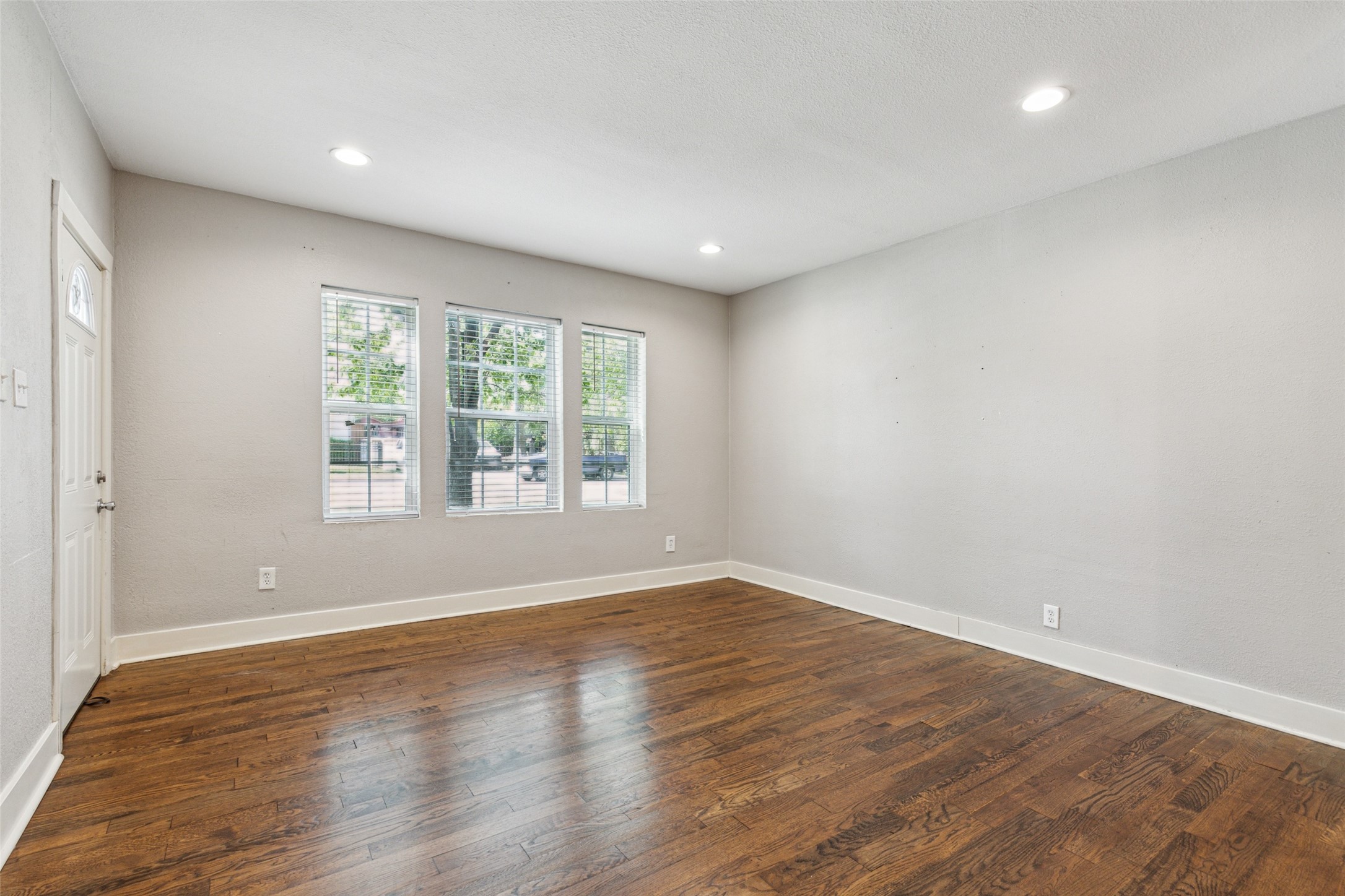 318 S Montreal Avenue